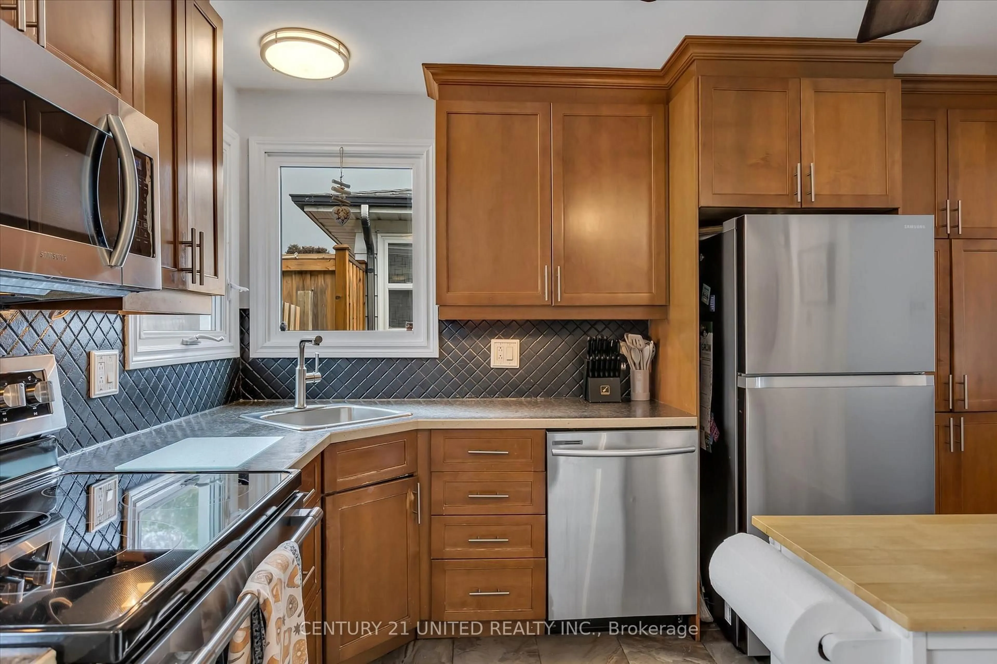 Standard kitchen, ceramic/tile floor for 2594 Farmcrest Ave, Peterborough Ontario K9L 1H7