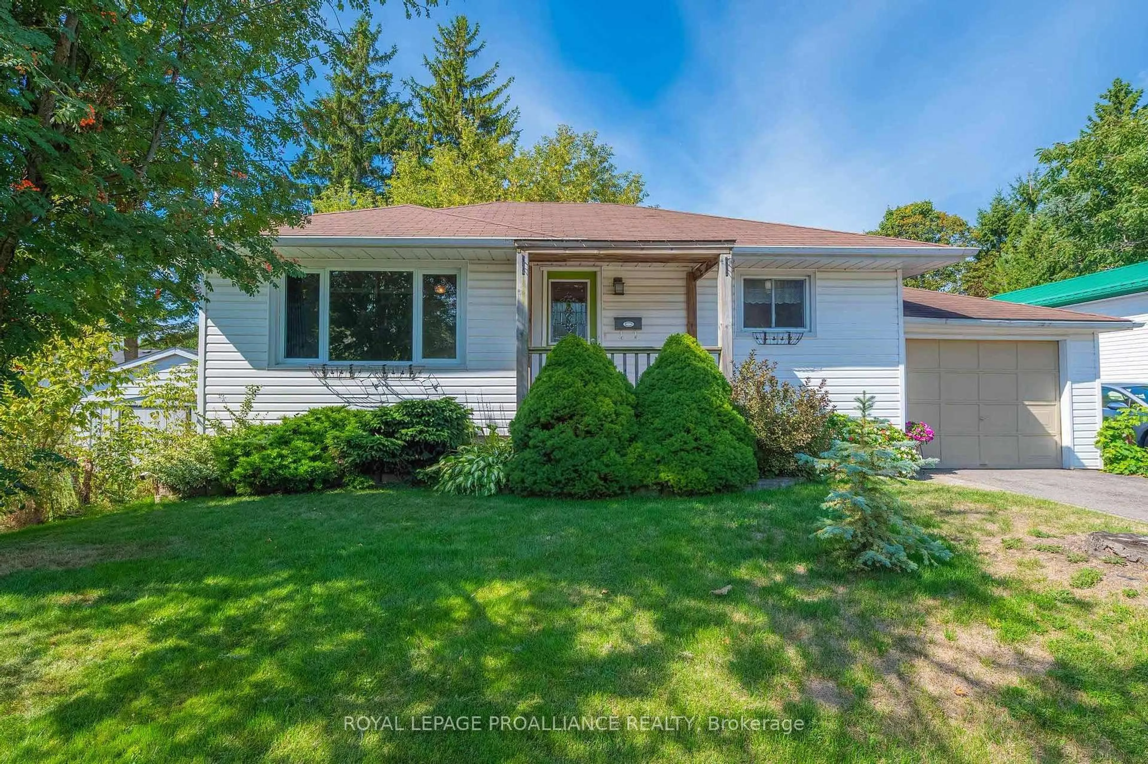 Home with vinyl exterior material, street for 427 Victoria St, Cobourg Ontario K9A 3H1