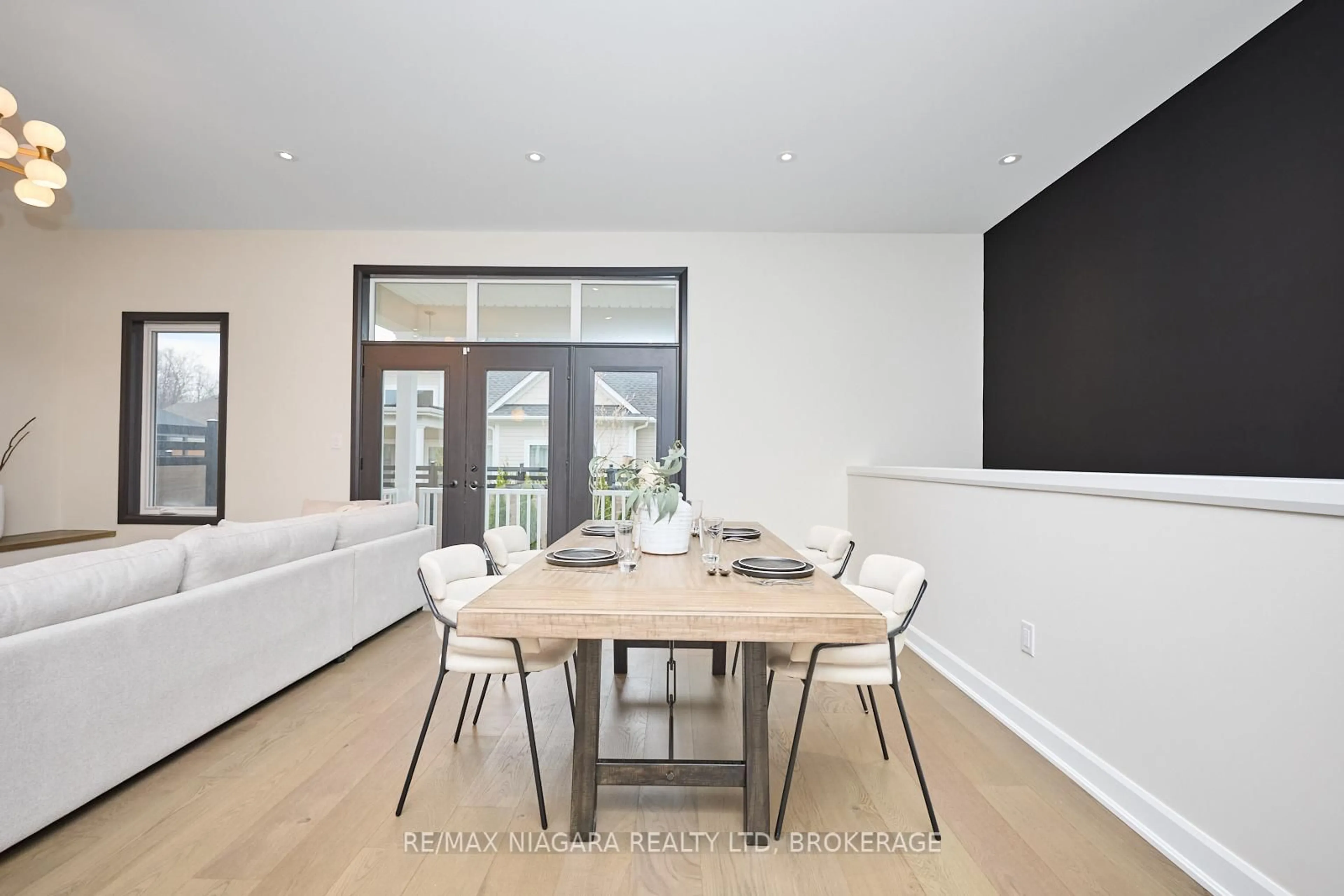Dining room, wood/laminate floor for 6 Butternut Cres, Fort Erie Ontario L0S 1N0