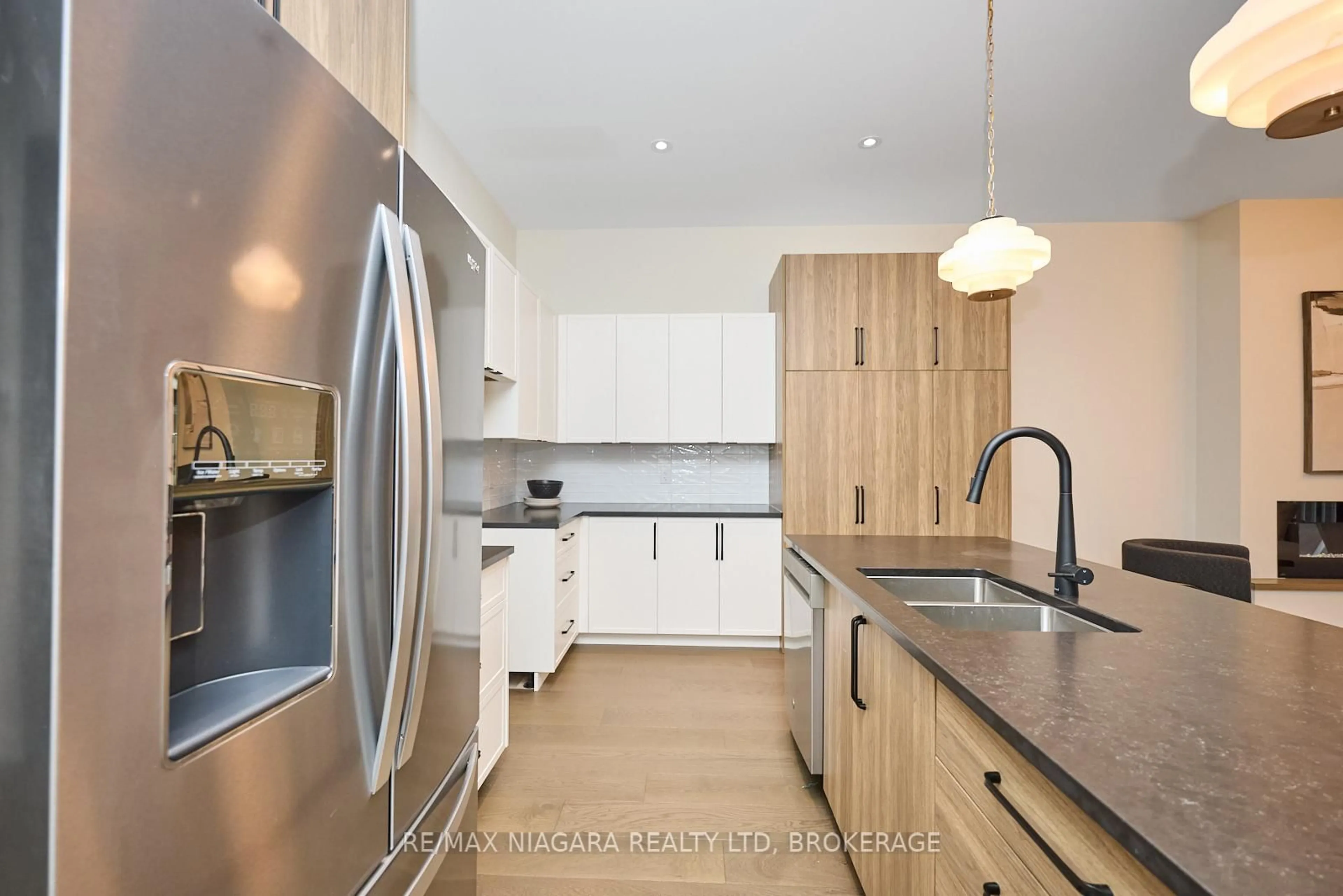 Contemporary kitchen, wood/laminate floor for 6 Butternut Cres, Fort Erie Ontario L0S 1N0