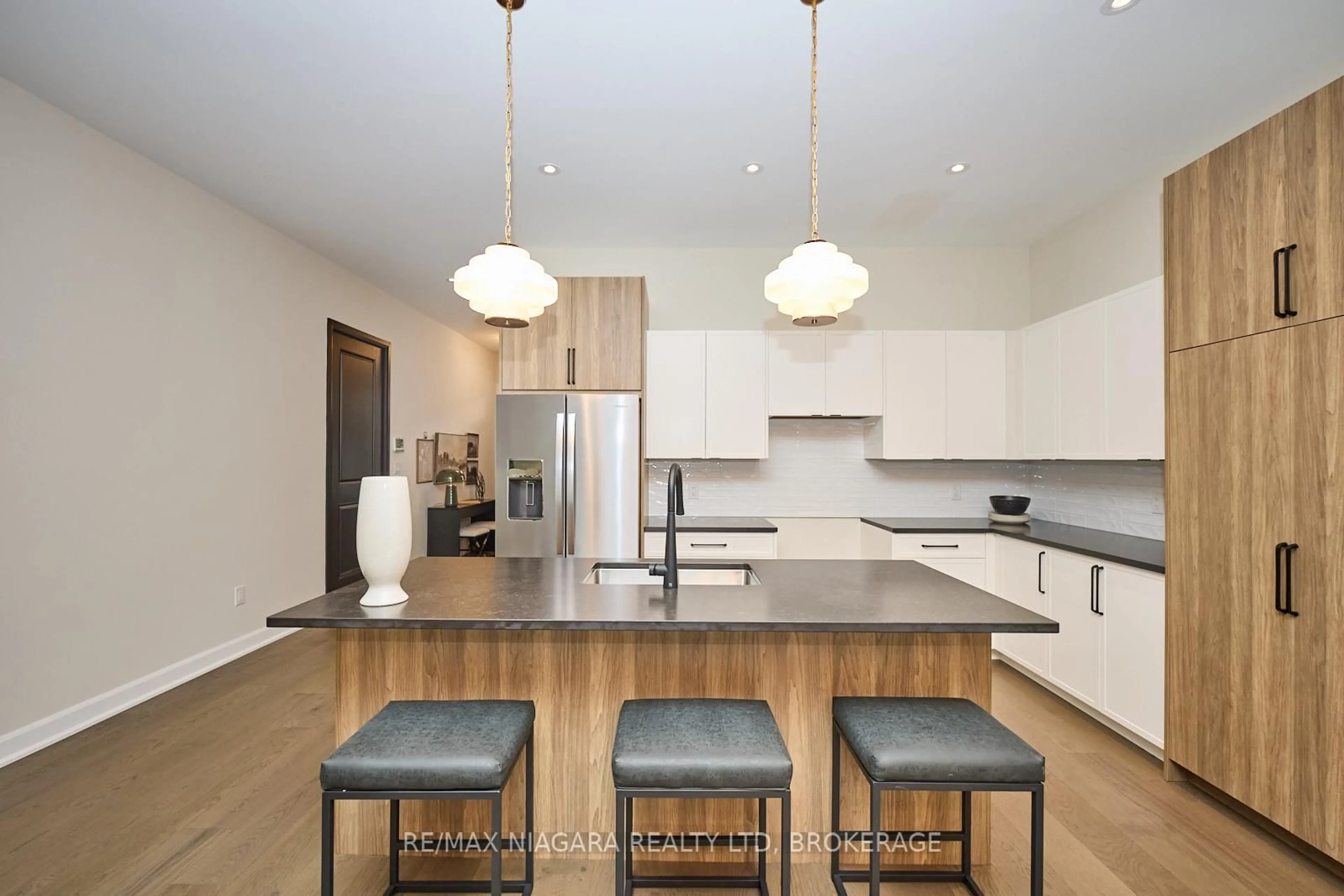 Contemporary kitchen, wood/laminate floor for 6 Butternut Cres, Fort Erie Ontario L0S 1N0