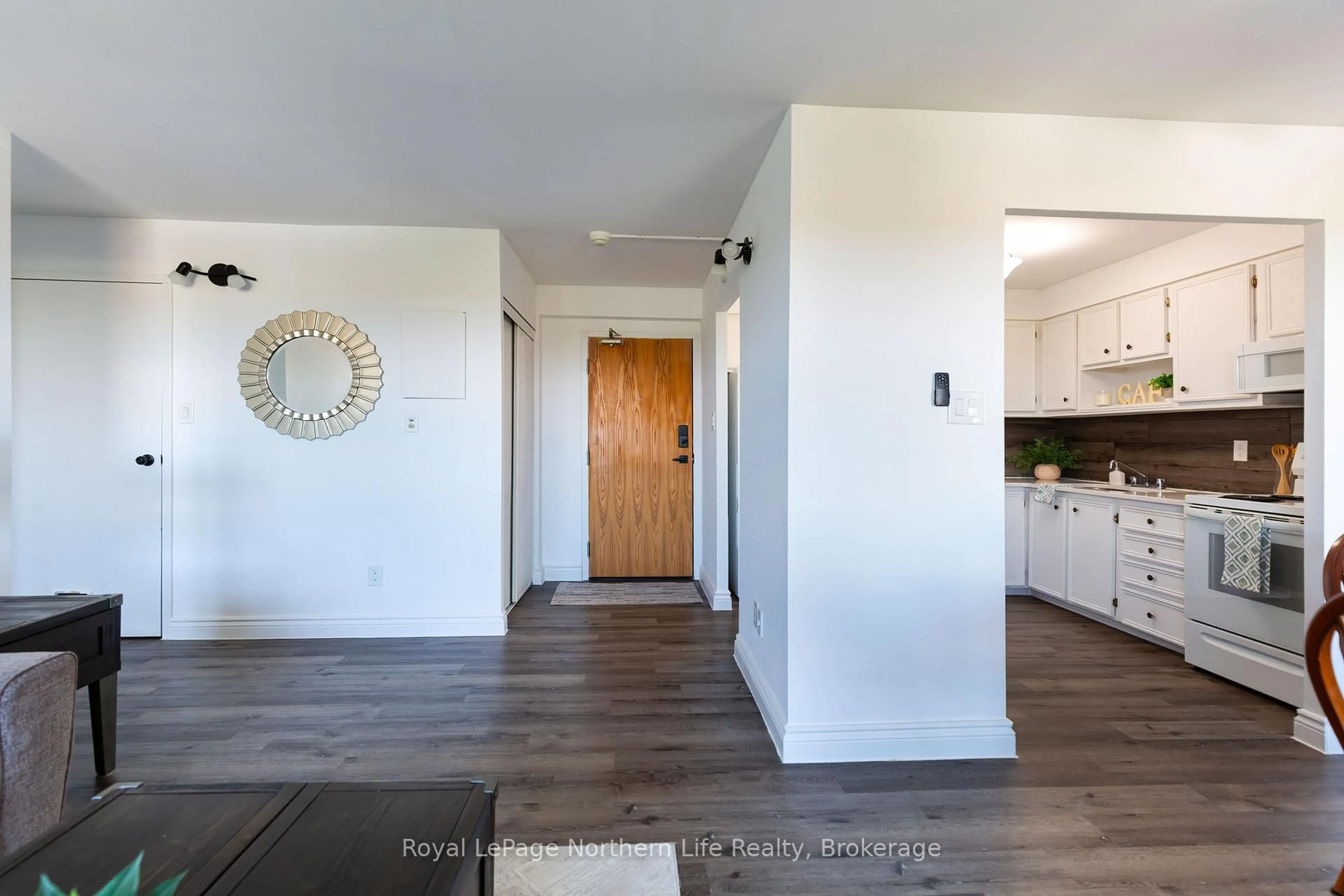 Indoor entryway for 330 Sixth Ave #202, North Bay Ontario P1B 9G1