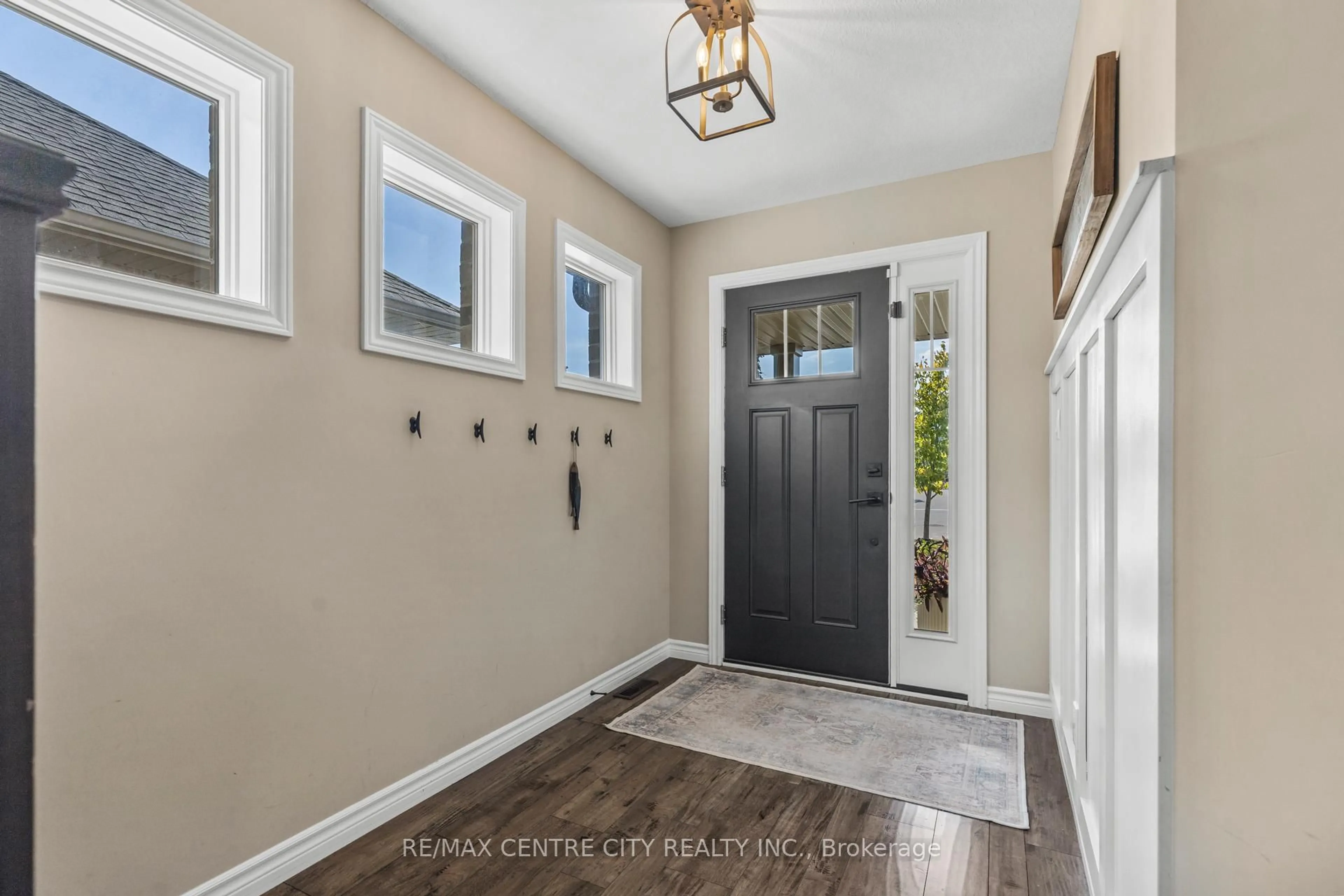 Indoor entryway for 184 Emery St, Central Elgin Ontario N5L 1H5