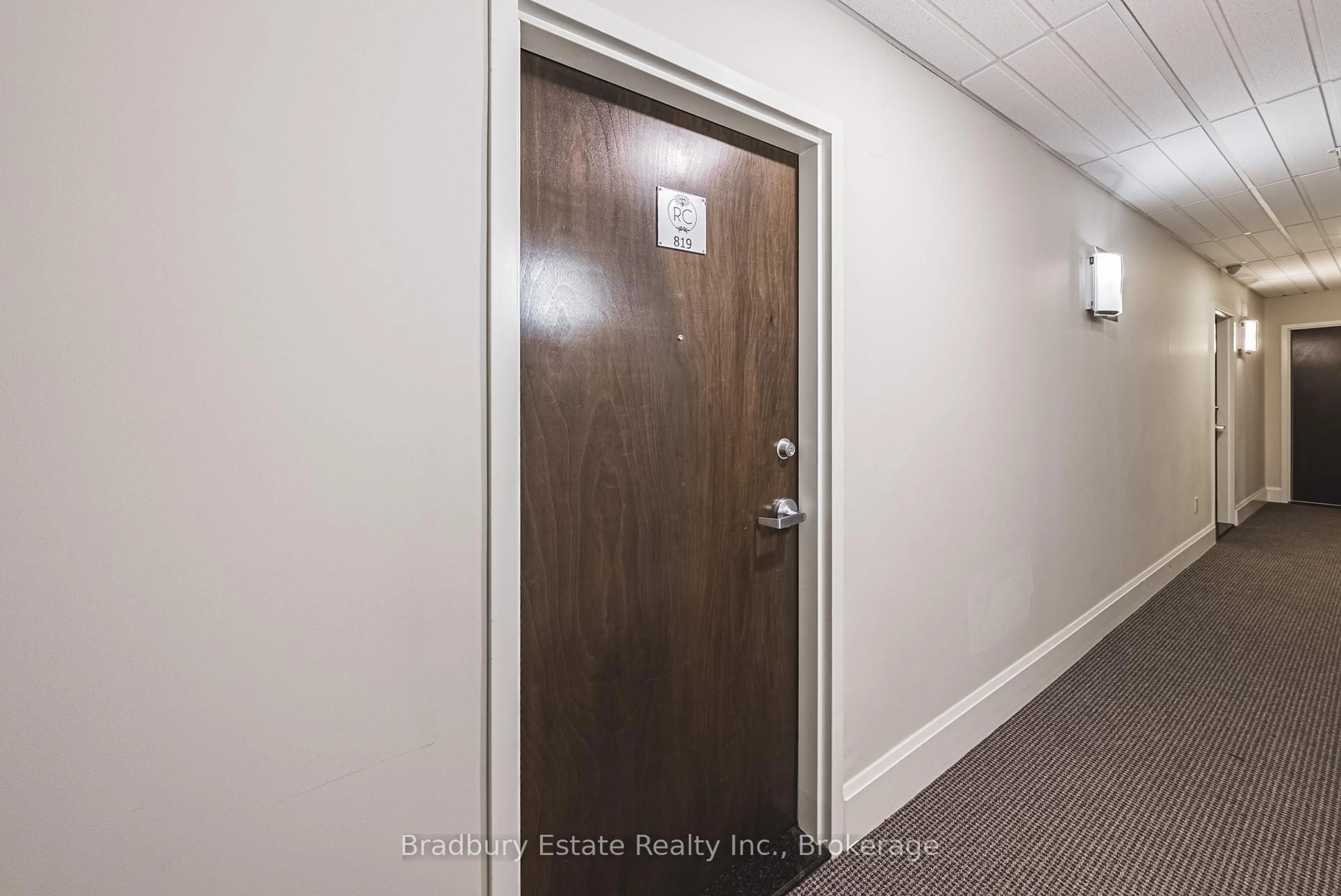 Indoor entryway for 118 King St #819, Hamilton Ontario L8N 0A9