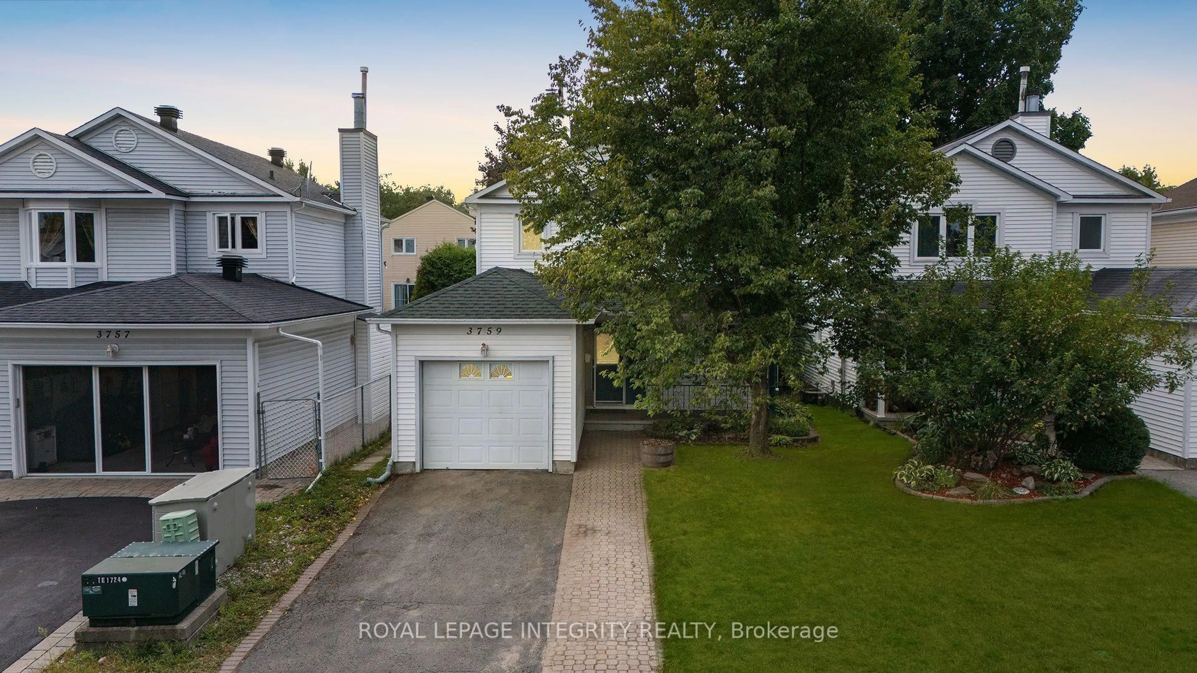 A pic from outside/outdoor area/front of a property/back of a property/a pic from drone, street for 3759 Autumnwood St, Ottawa Ontario K1T 2G7