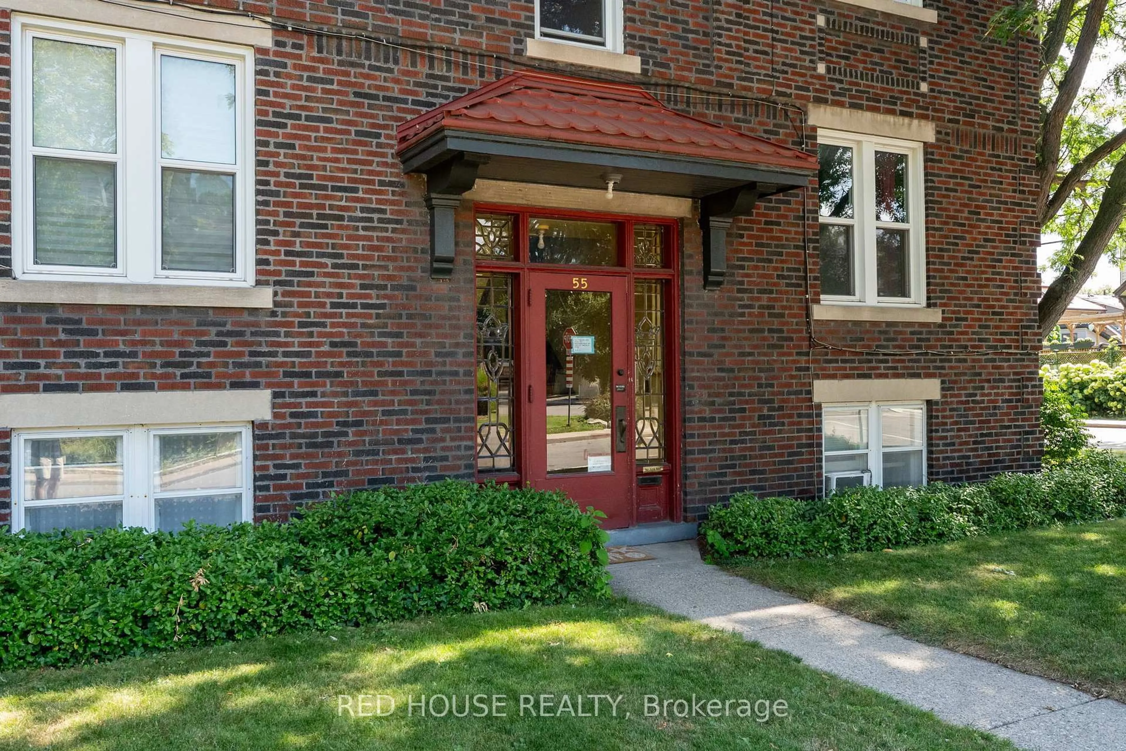 Indoor entryway for 55 Balsam Ave, Hamilton Ontario L8M 3A9