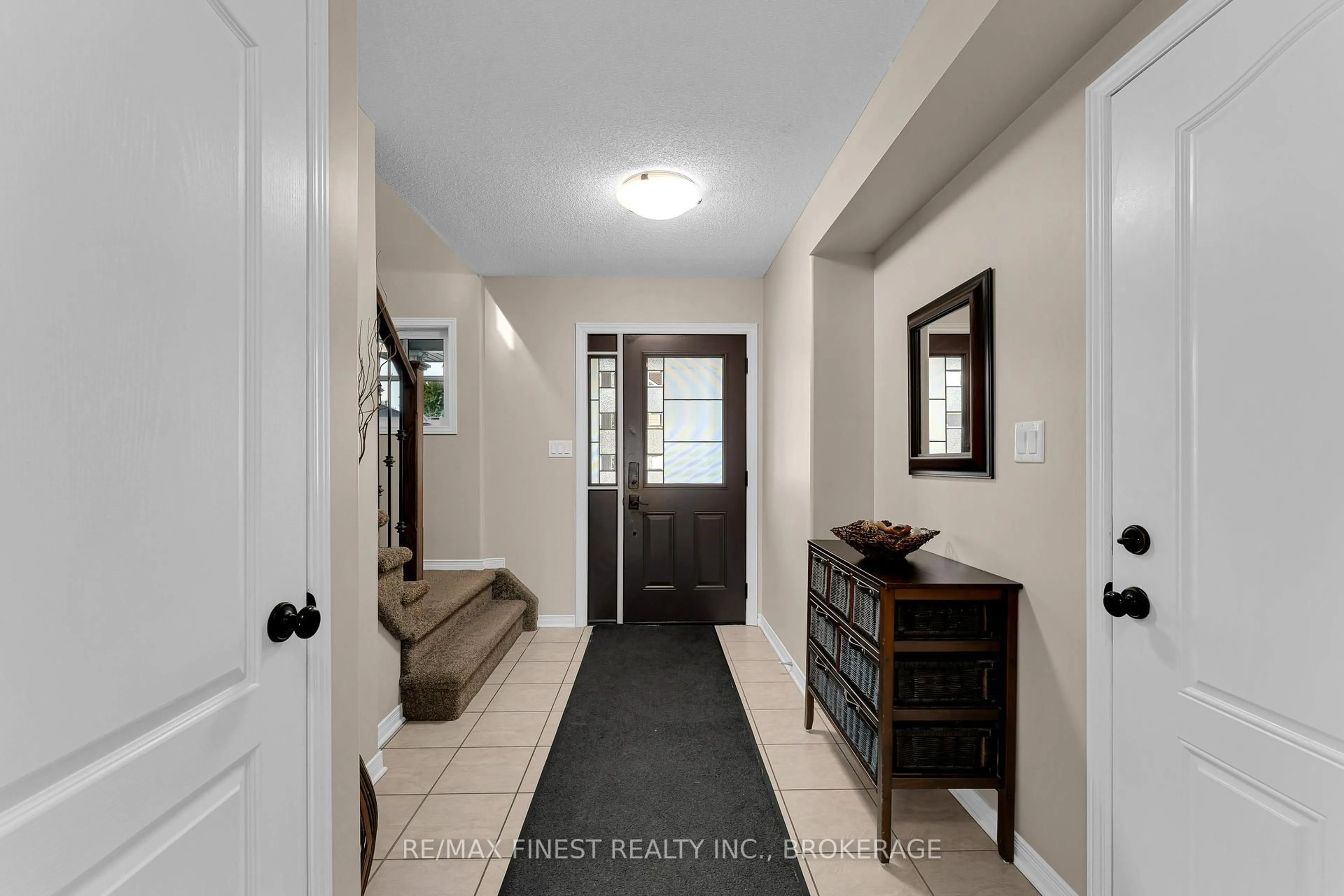Indoor entryway for 1172 Halifax Dr, Kingston Ontario K7P 0C4