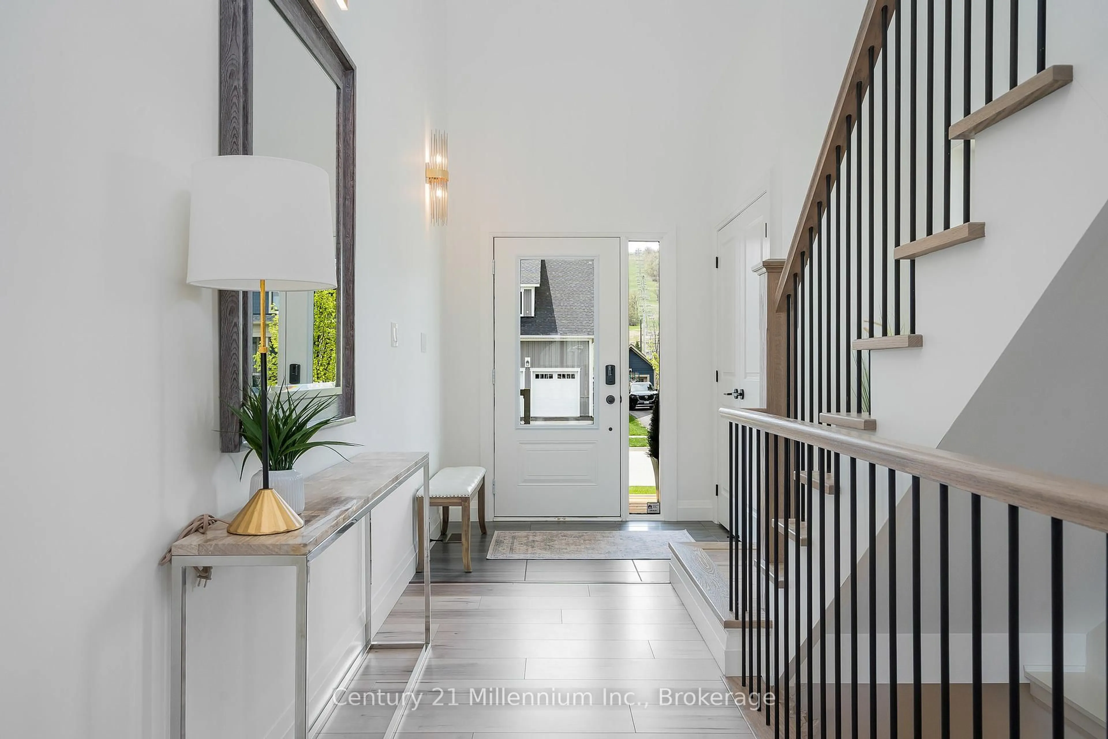 Indoor entryway for 225 Yellow Birch Cres, Blue Mountains Ontario L9Y 0Z3