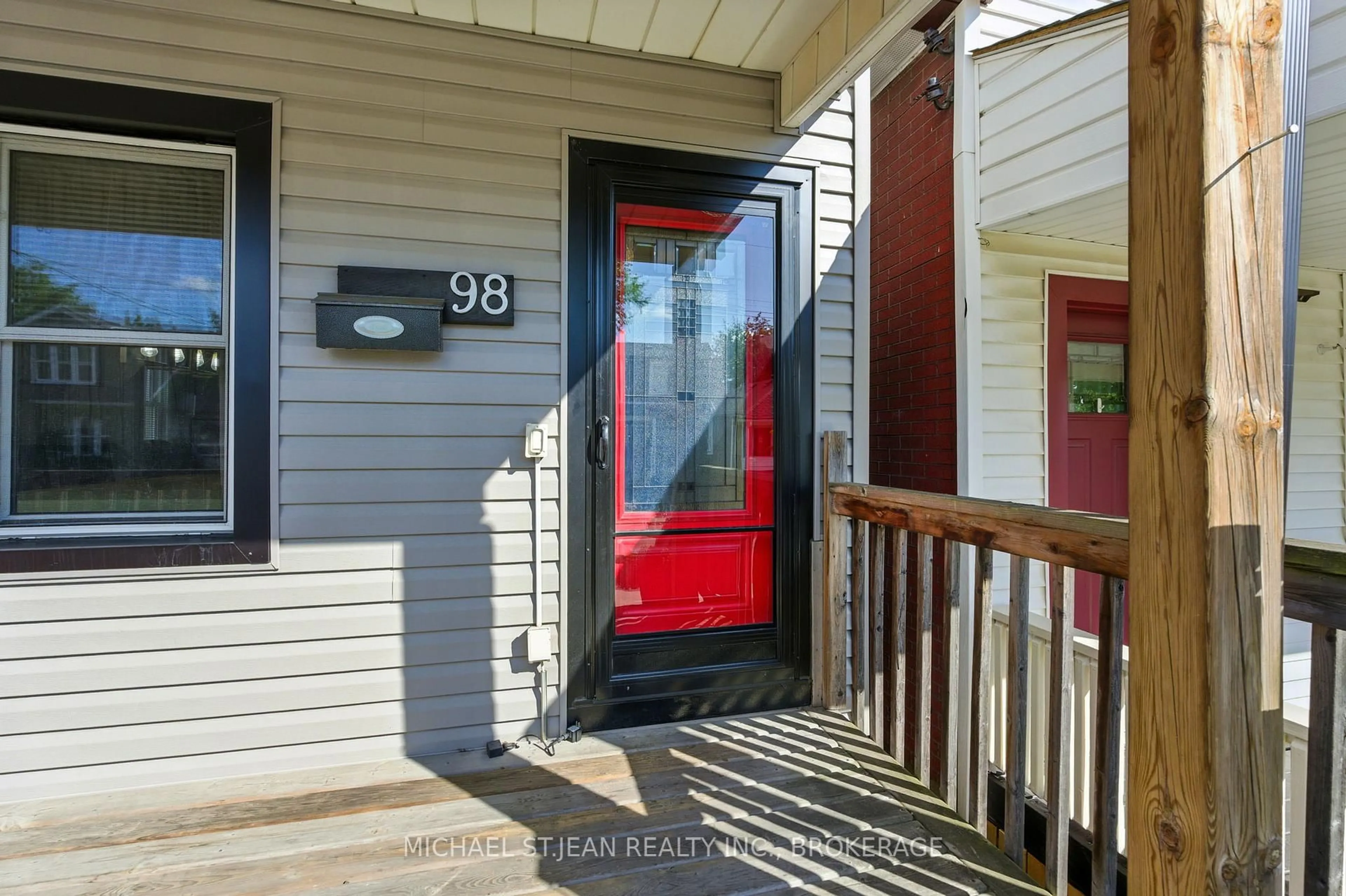 Indoor entryway for 98 Tuxedo Ave, Hamilton Ontario L8H 4P7
