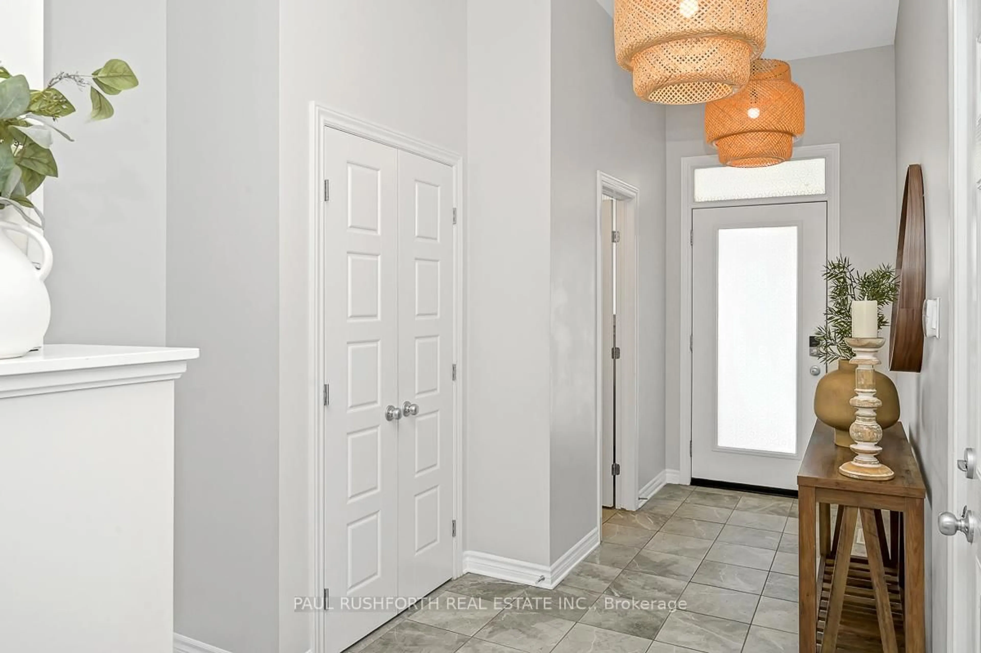 Indoor entryway for 334 Wood Acres Grve, Ottawa Ontario K1T 0M6