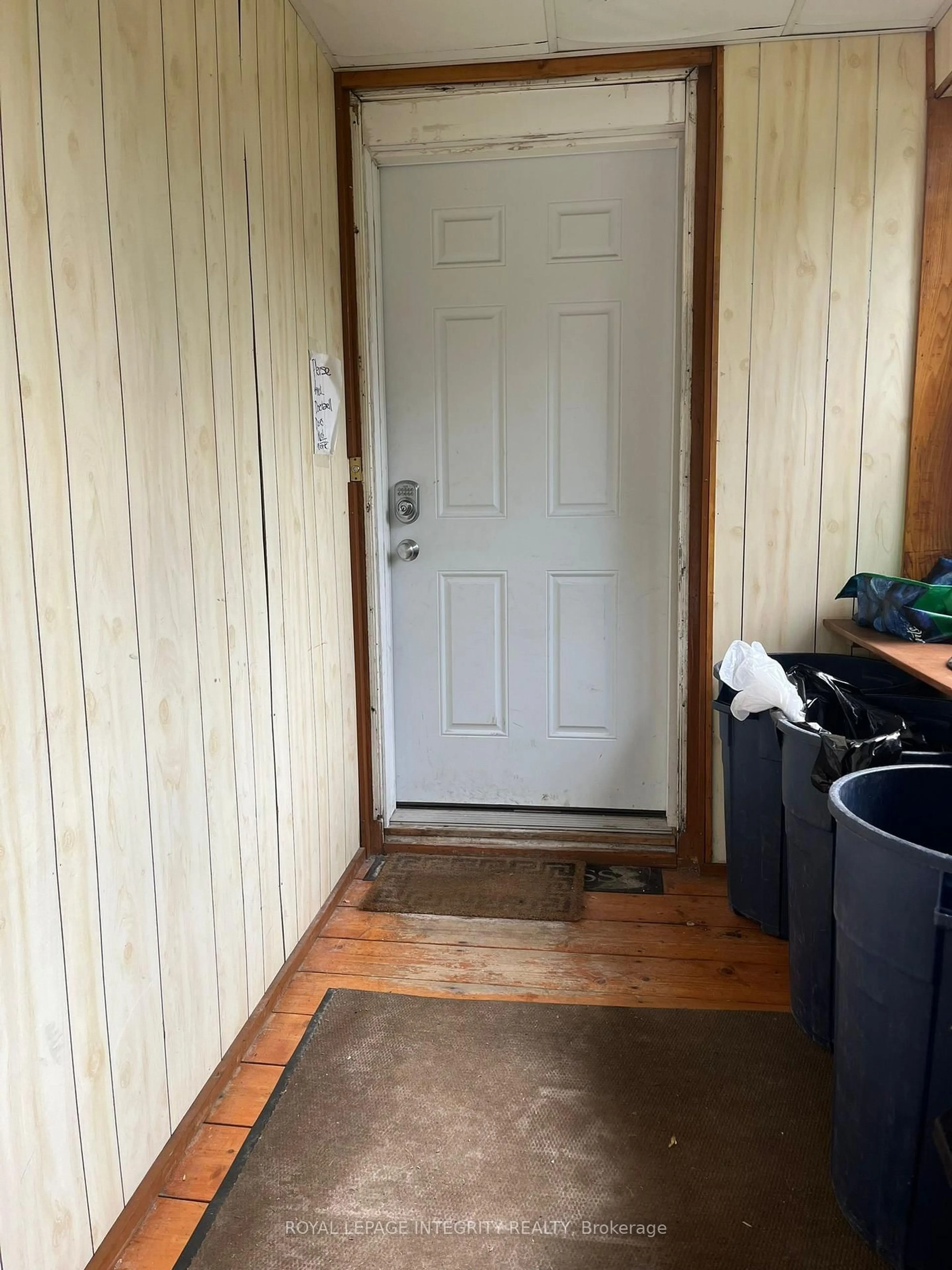 Indoor entryway for 452-454 Sunnyside Ave, Ottawa Ontario K1S 0S9