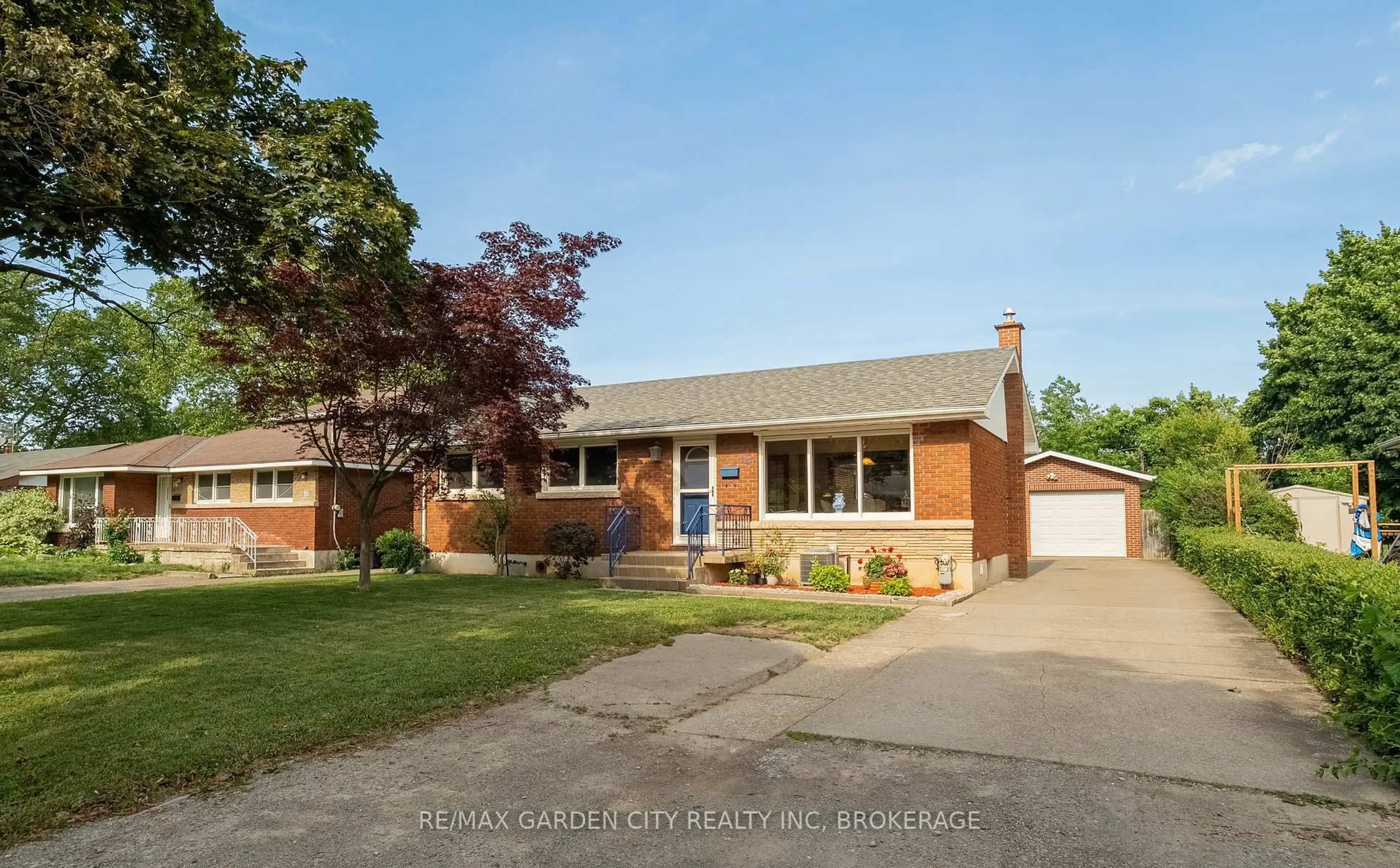 Home with brick exterior material, street for 14 Edinburgh Dr, St. Catharines Ontario L2M 3H1