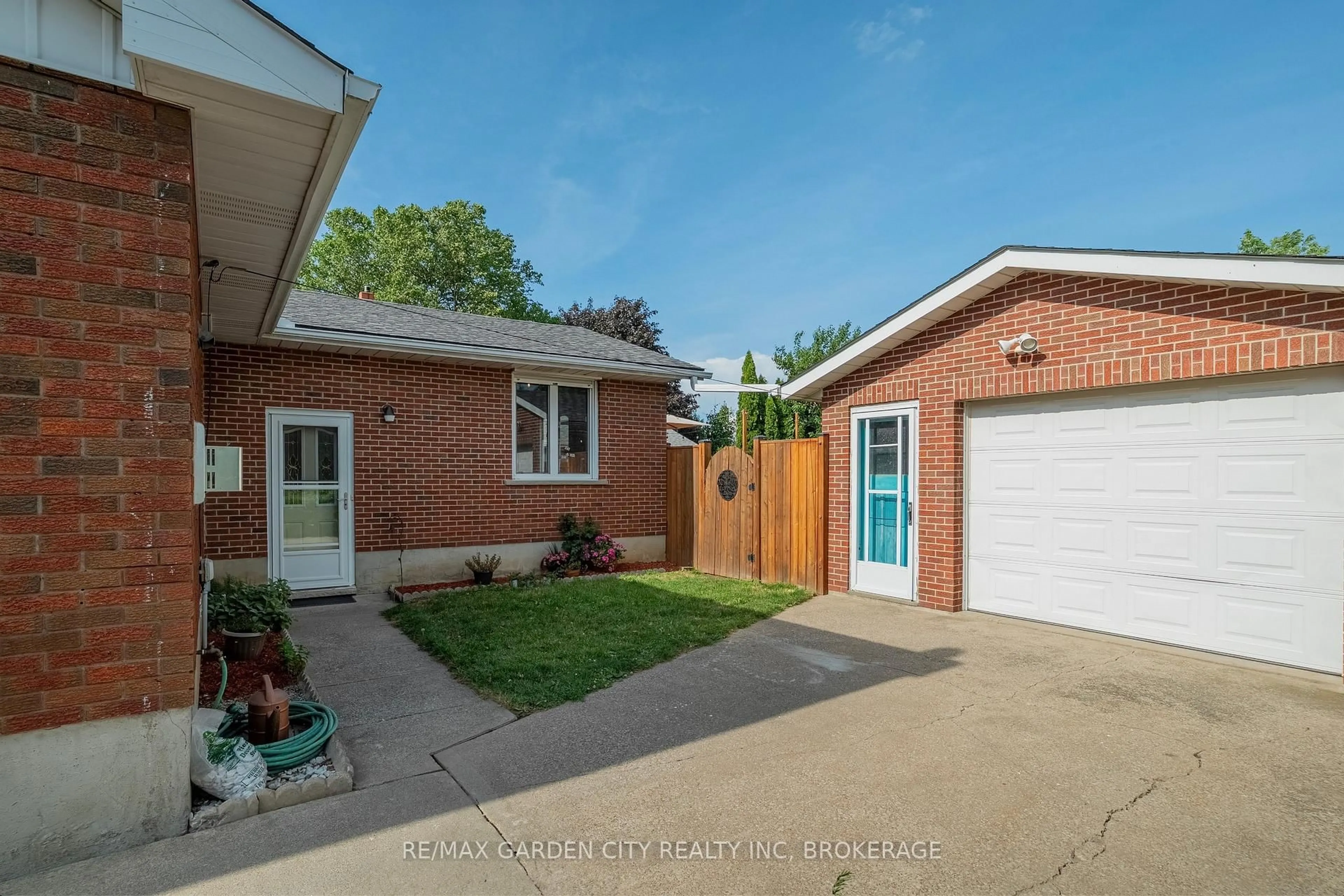 Home with brick exterior material, street for 14 Edinburgh Dr, St. Catharines Ontario L2M 3H1