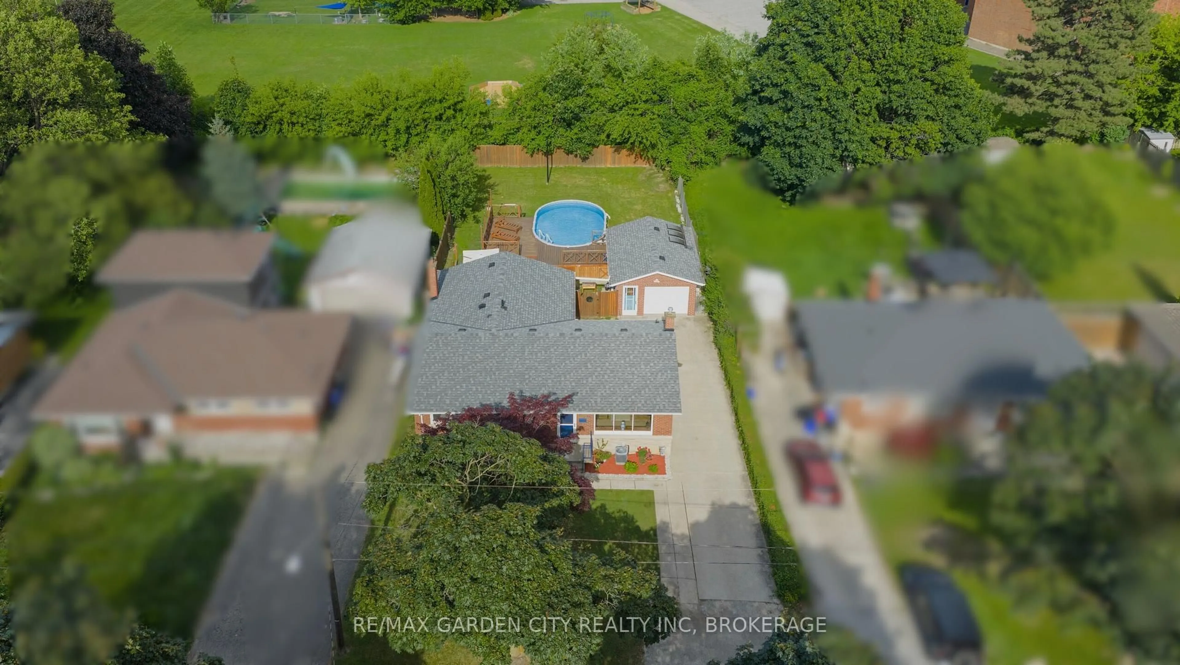 A pic from outside/outdoor area/front of a property/back of a property/a pic from drone, unknown for 14 Edinburgh Dr, St. Catharines Ontario L2M 3H1