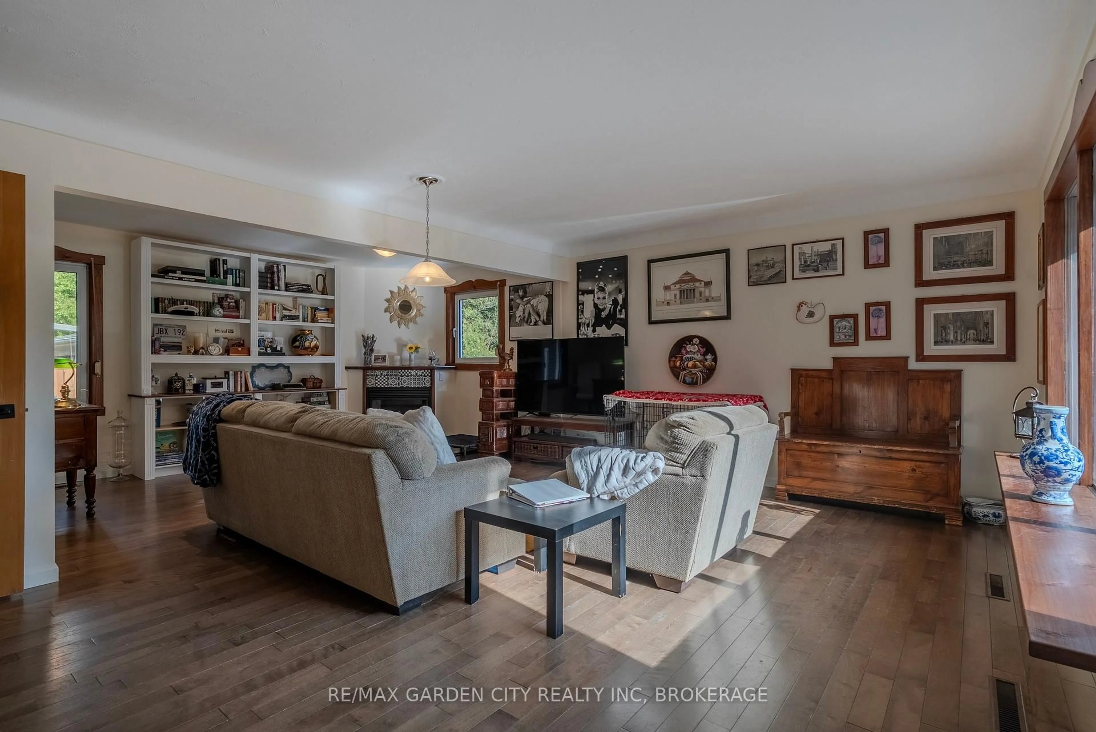 Living room with furniture, unknown for 14 Edinburgh Dr, St. Catharines Ontario L2M 3H1
