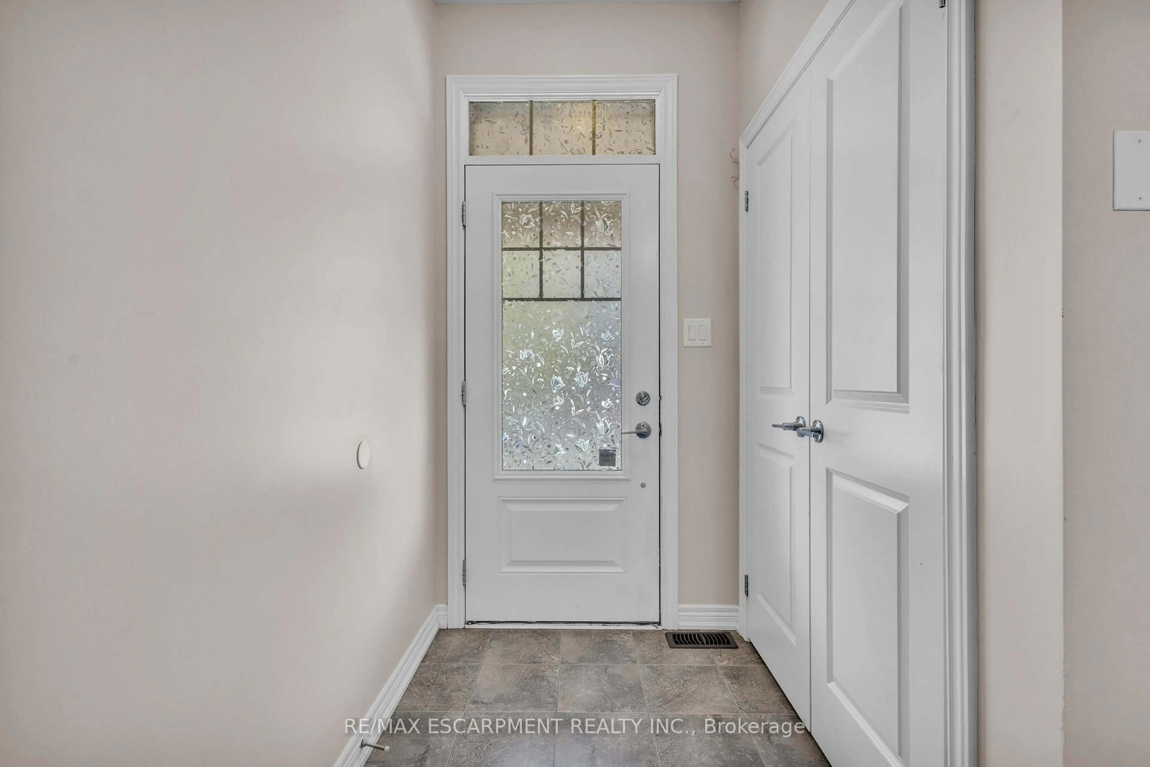 Indoor entryway for 68 Esplanade Lane, Grimsby Ontario L3M 0H2