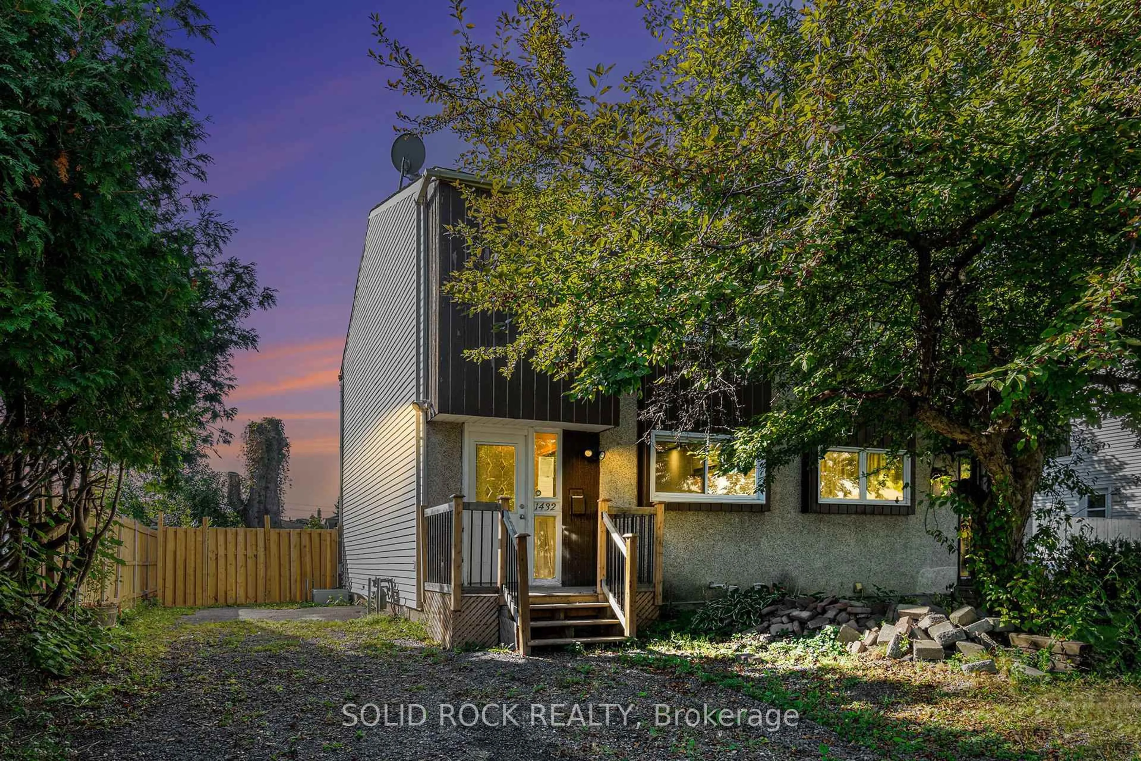 A pic from outside/outdoor area/front of a property/back of a property/a pic from drone, street for 1432 Leigh Cres, Gloucester Ontario K1J 8E4