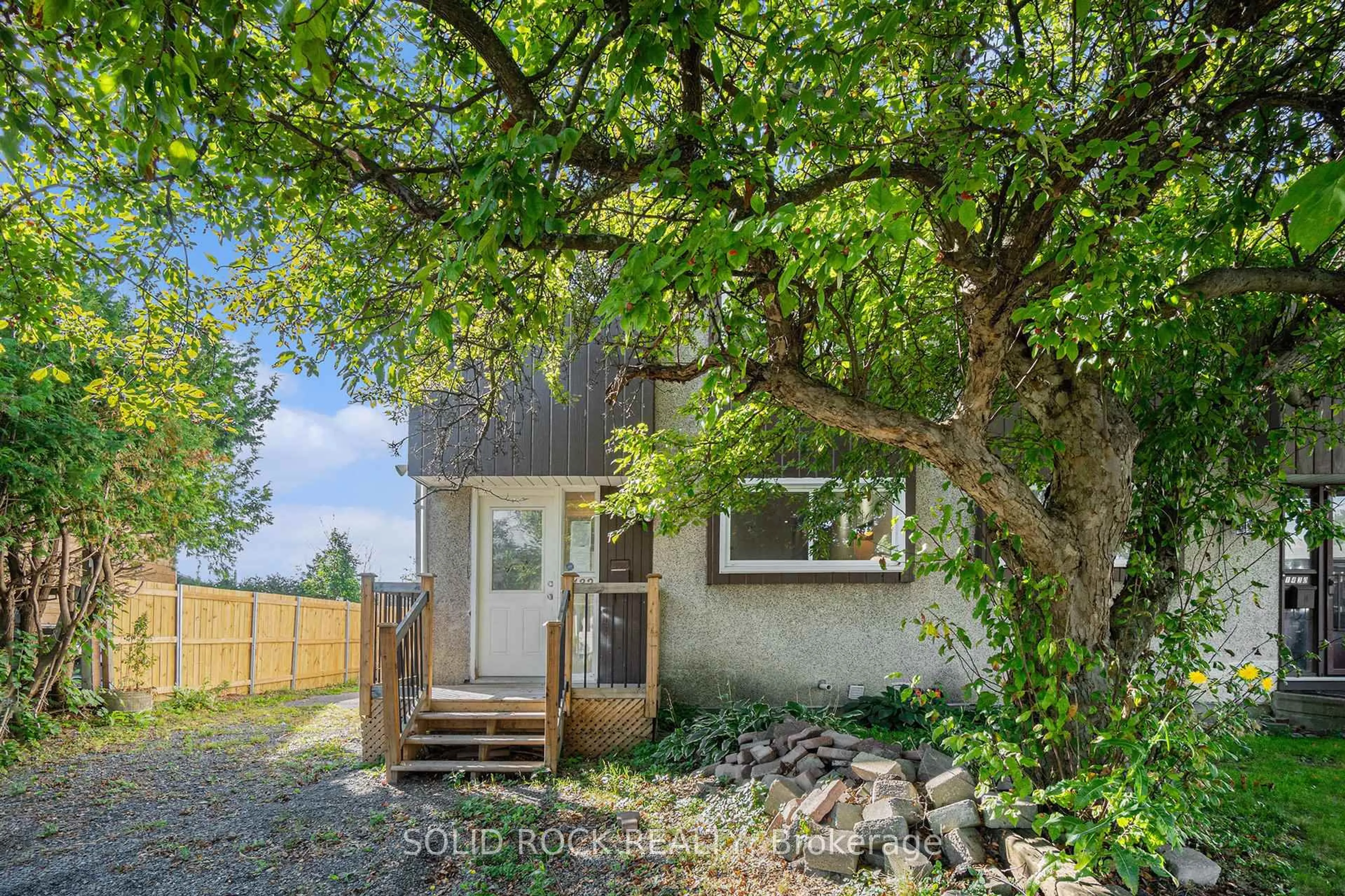 A pic from outside/outdoor area/front of a property/back of a property/a pic from drone, street for 1432 Leigh Cres, Gloucester Ontario K1J 8E4