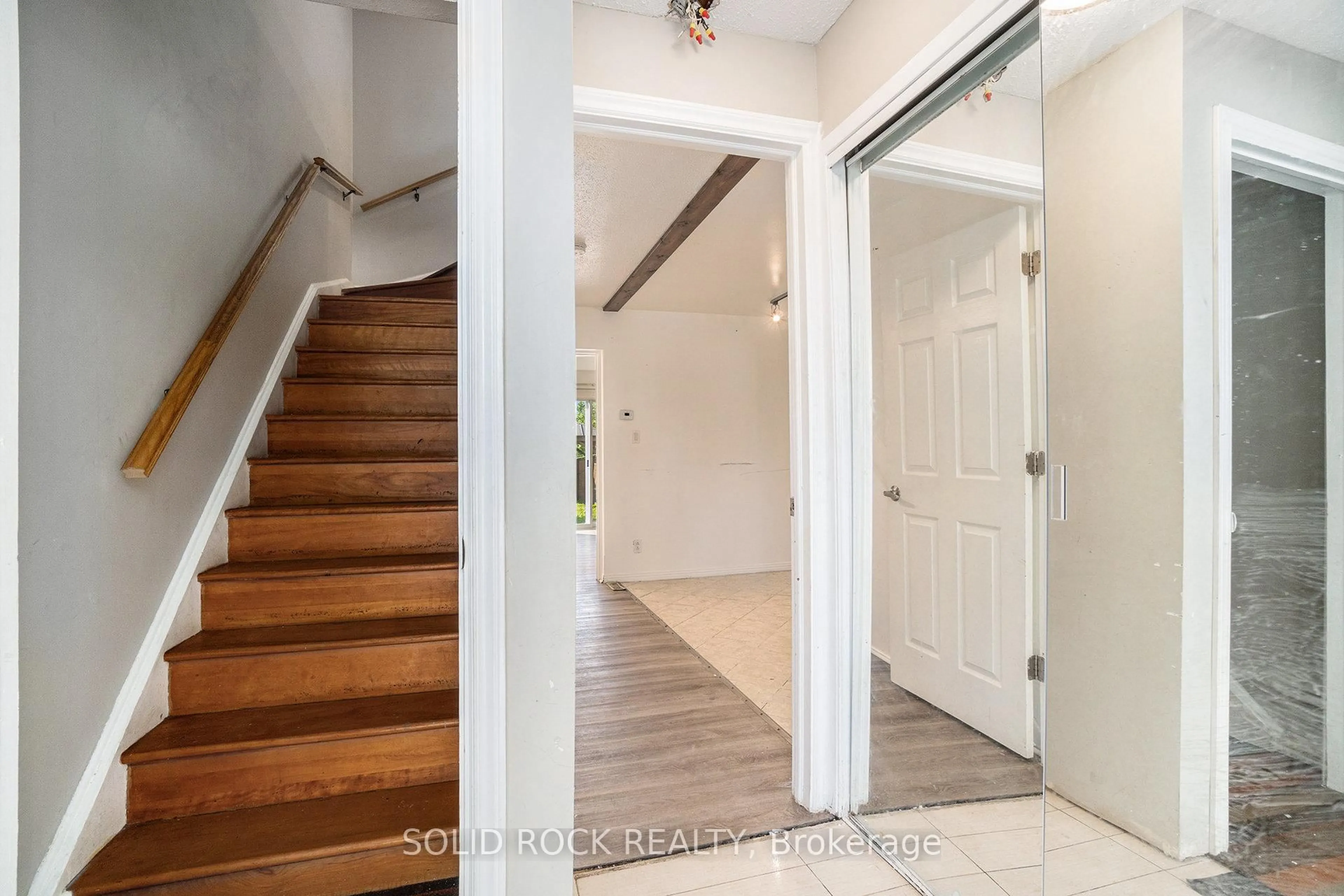 Indoor entryway for 1432 Leigh Cres, Gloucester Ontario K1J 8E4