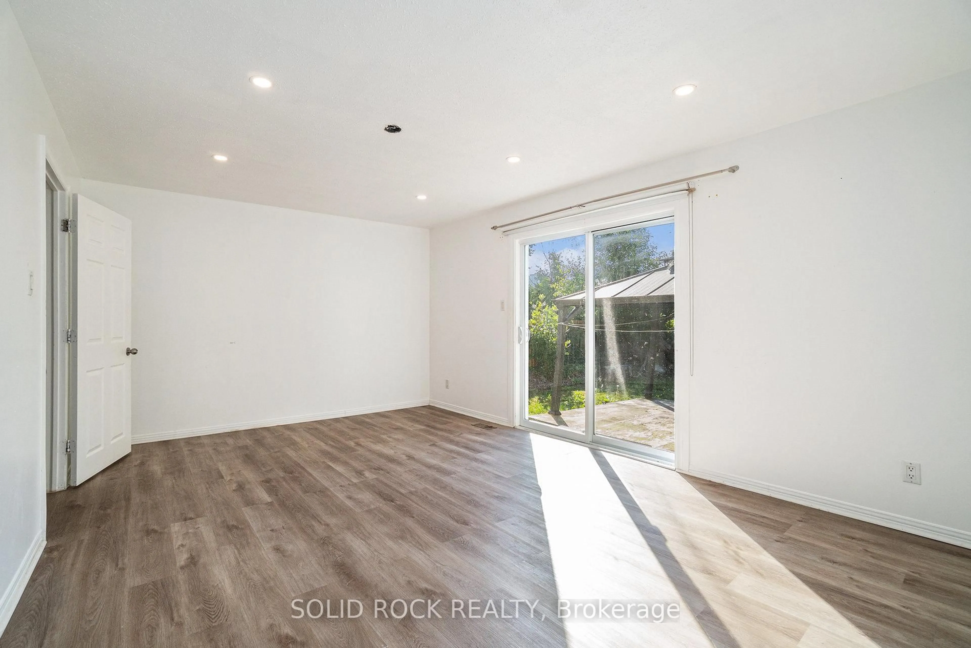 A pic of a room for 1432 Leigh Cres, Gloucester Ontario K1J 8E4