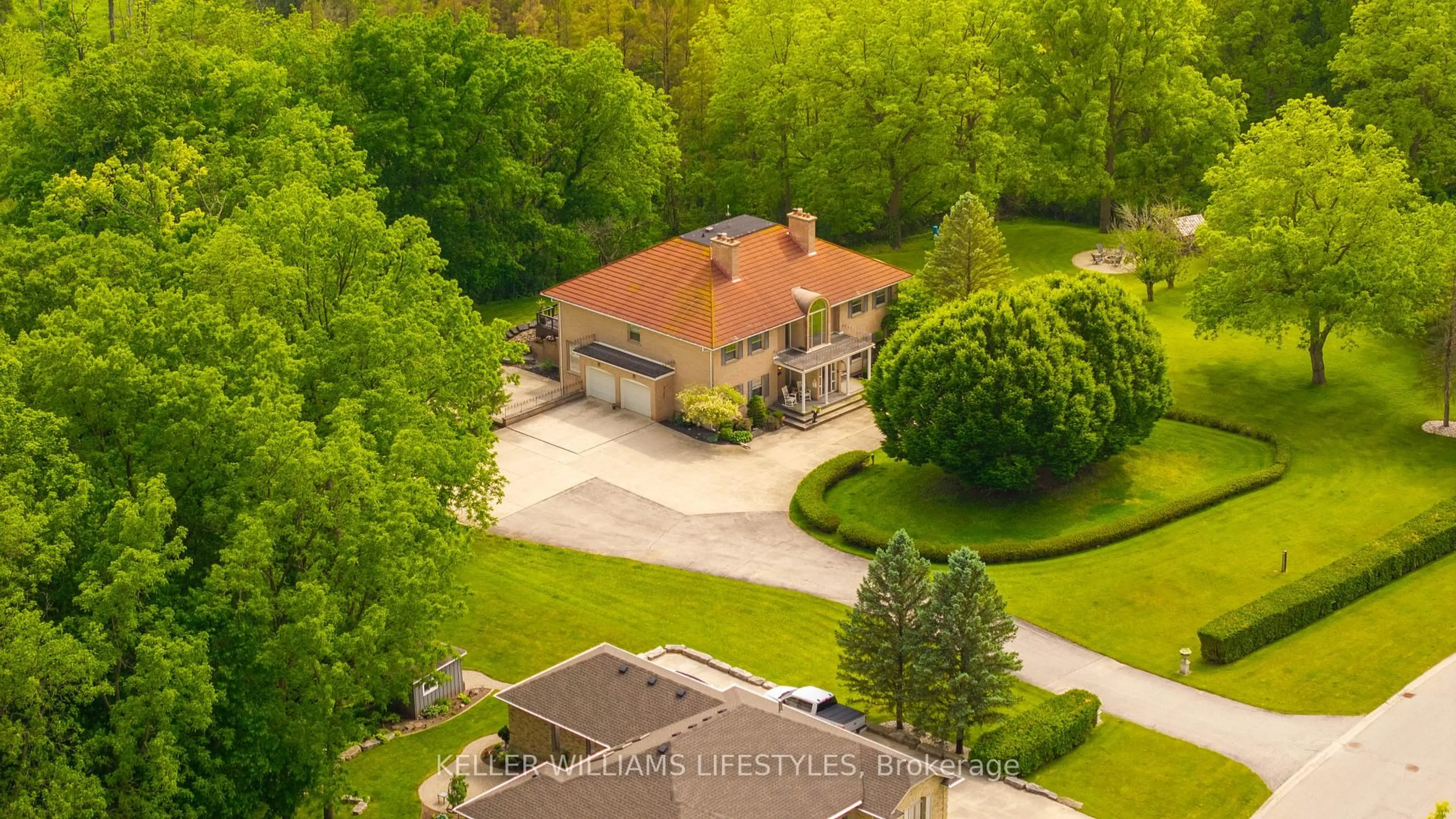 A pic from outside/outdoor area/front of a property/back of a property/a pic from drone, building for 262 Pinetree Lane, Strathroy-Caradoc Ontario N7G 4A8
