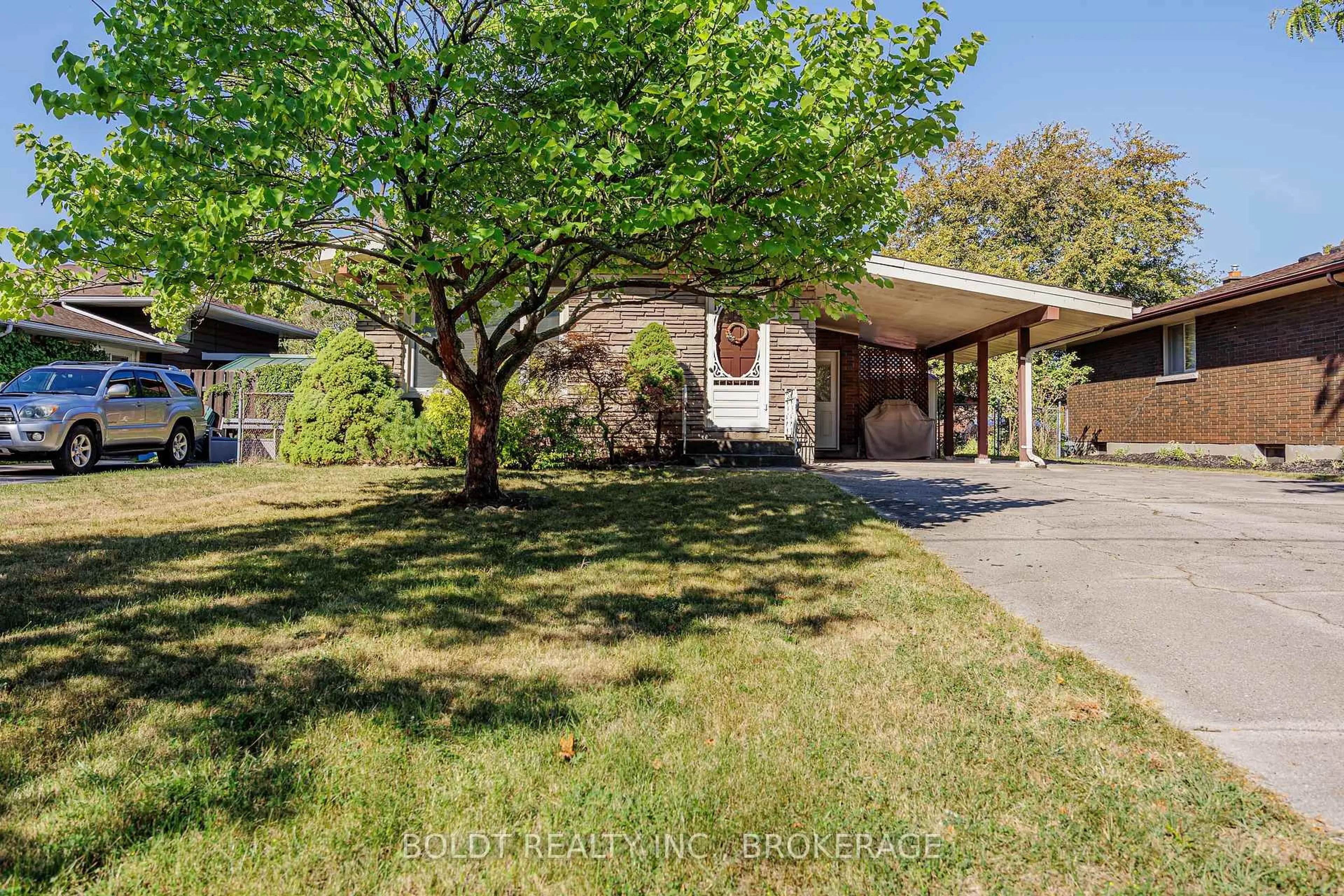A pic from outside/outdoor area/front of a property/back of a property/a pic from drone, street for 71 Windward St, St. Catharines Ontario L2M 4B9