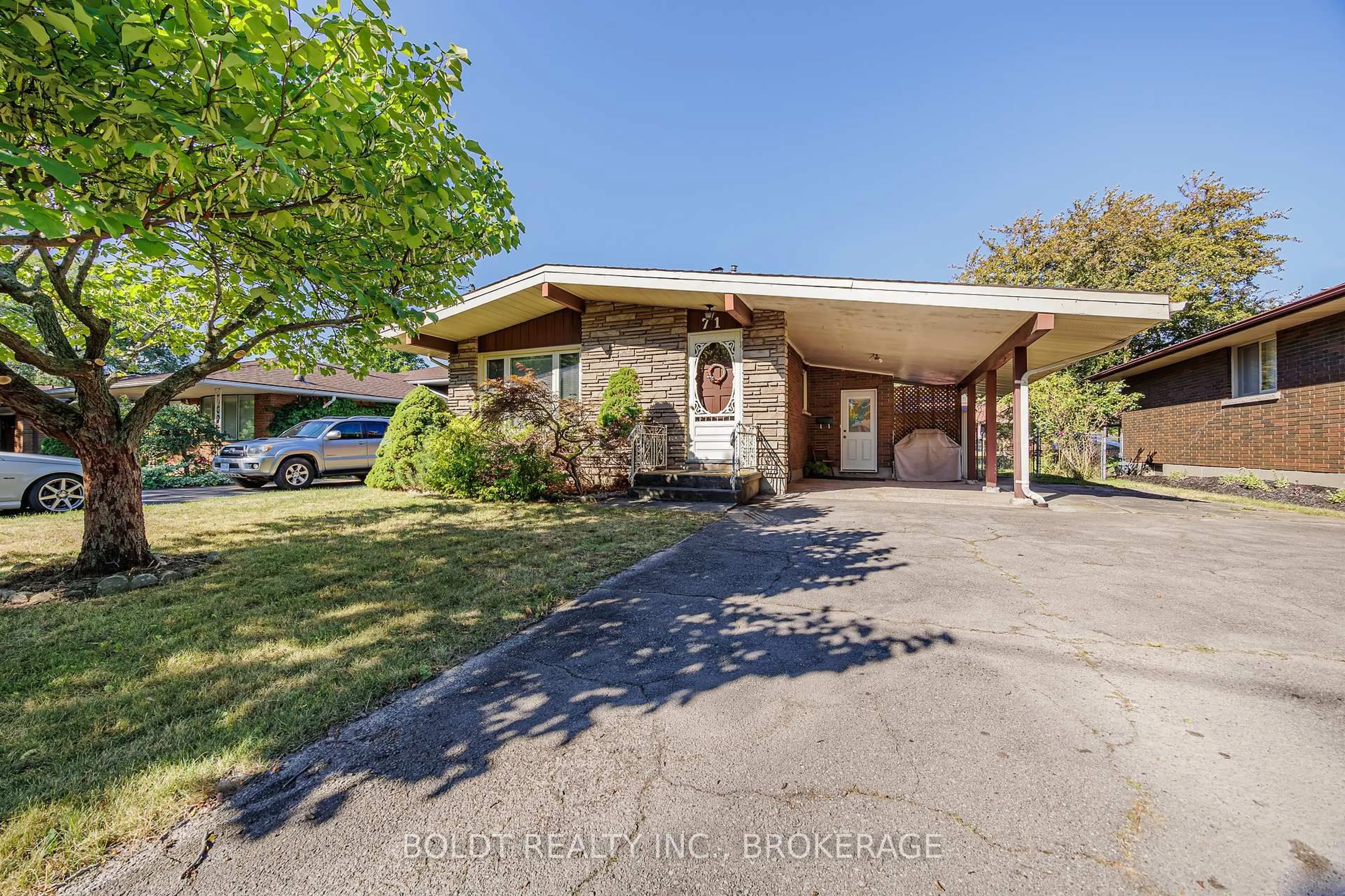 A pic from outside/outdoor area/front of a property/back of a property/a pic from drone, street for 71 Windward St, St. Catharines Ontario L2M 4B9
