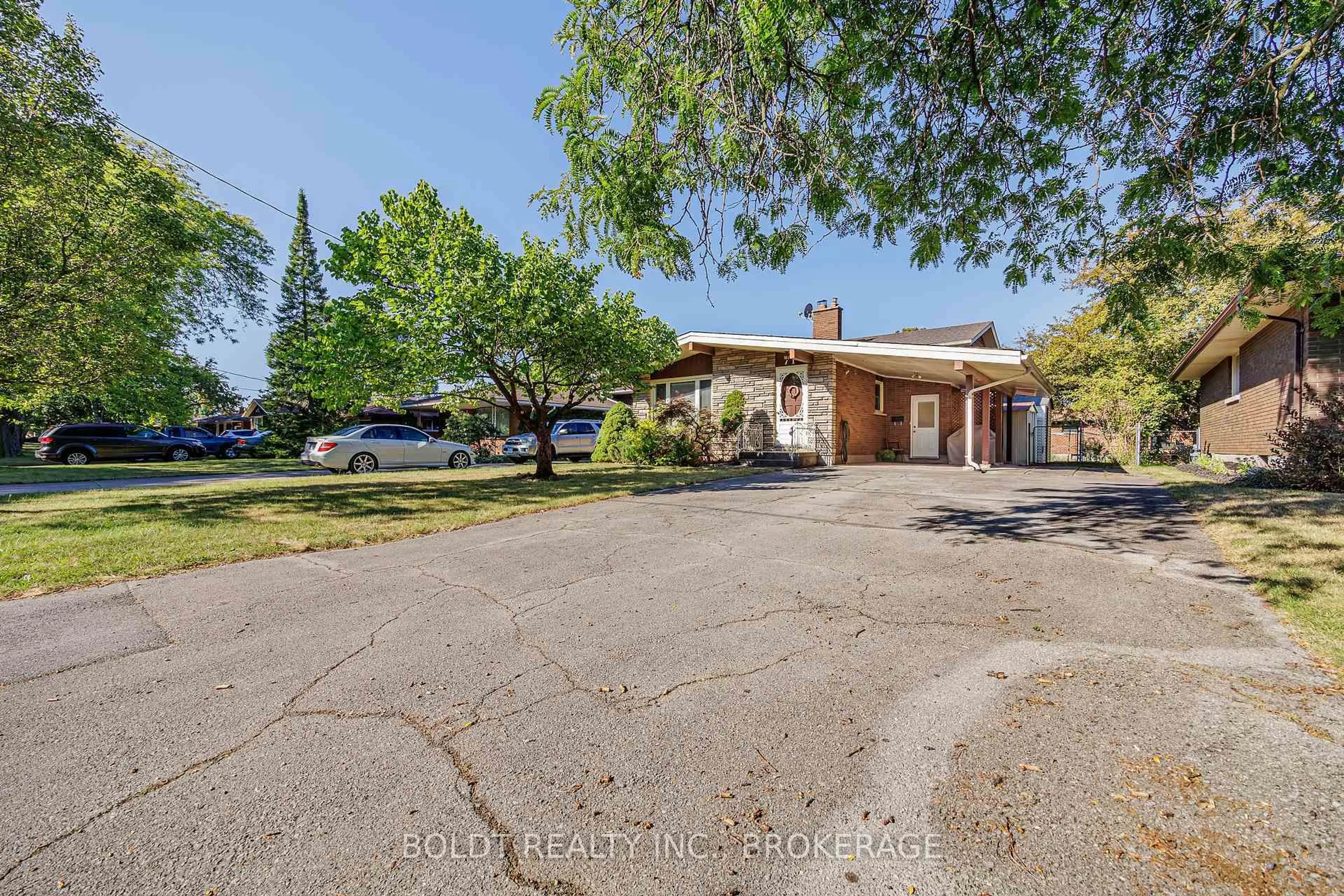 A pic from outside/outdoor area/front of a property/back of a property/a pic from drone, street for 71 Windward St, St. Catharines Ontario L2M 4B9