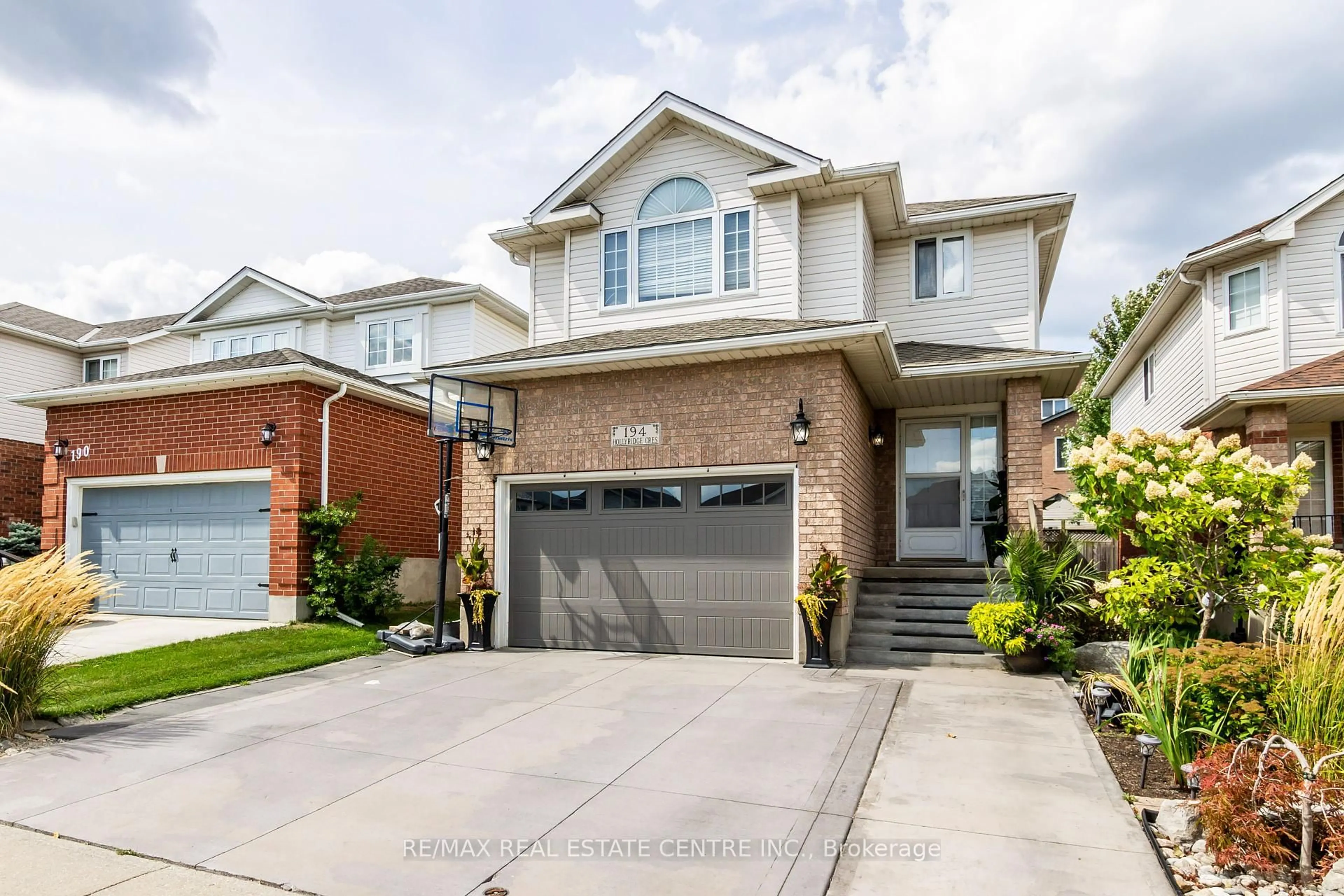 Home with brick exterior material, street for 194 Hollyridge Cres, Kitchener Ontario N2N 3N4