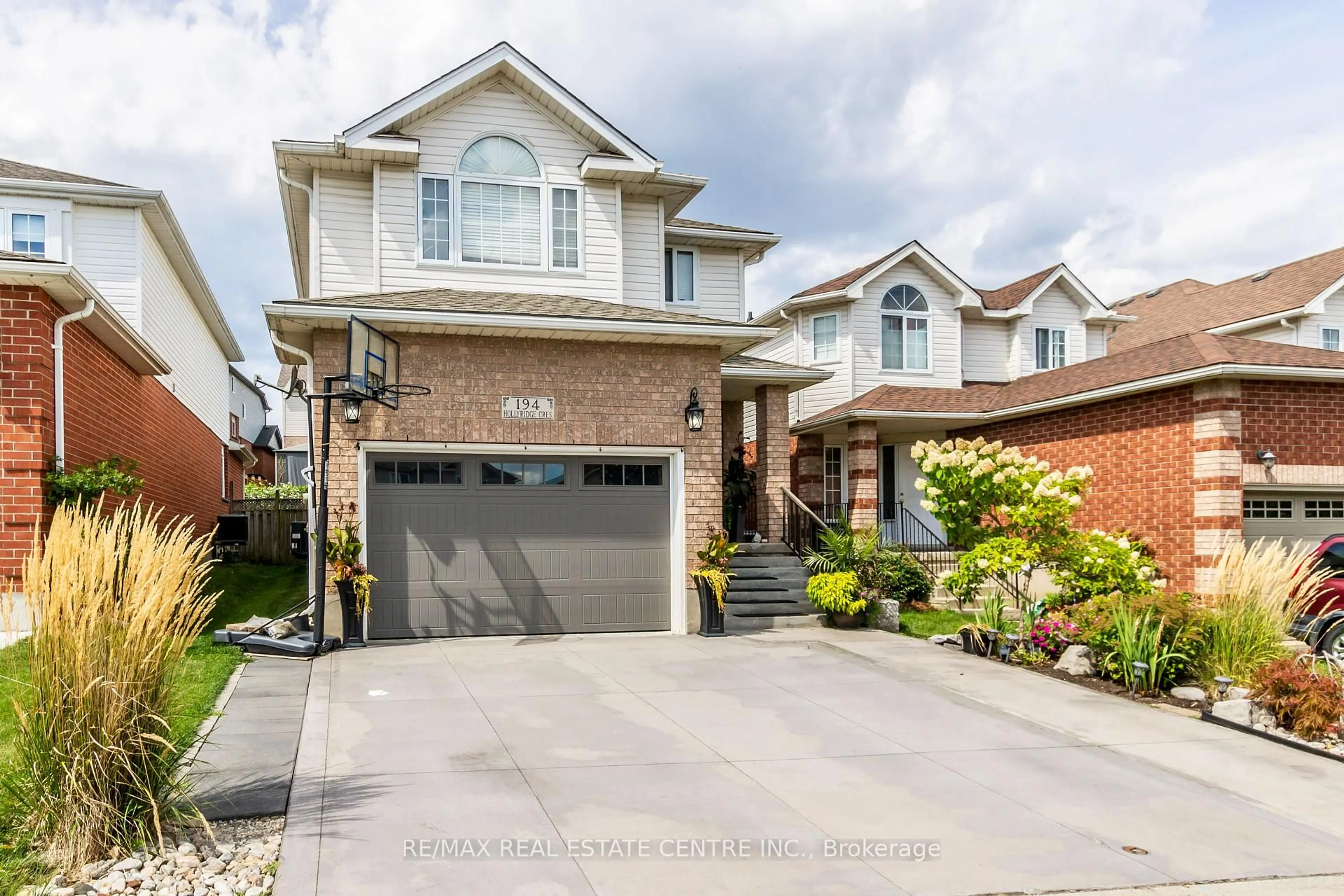 Home with brick exterior material, street for 194 Hollyridge Cres, Kitchener Ontario N2N 3N4