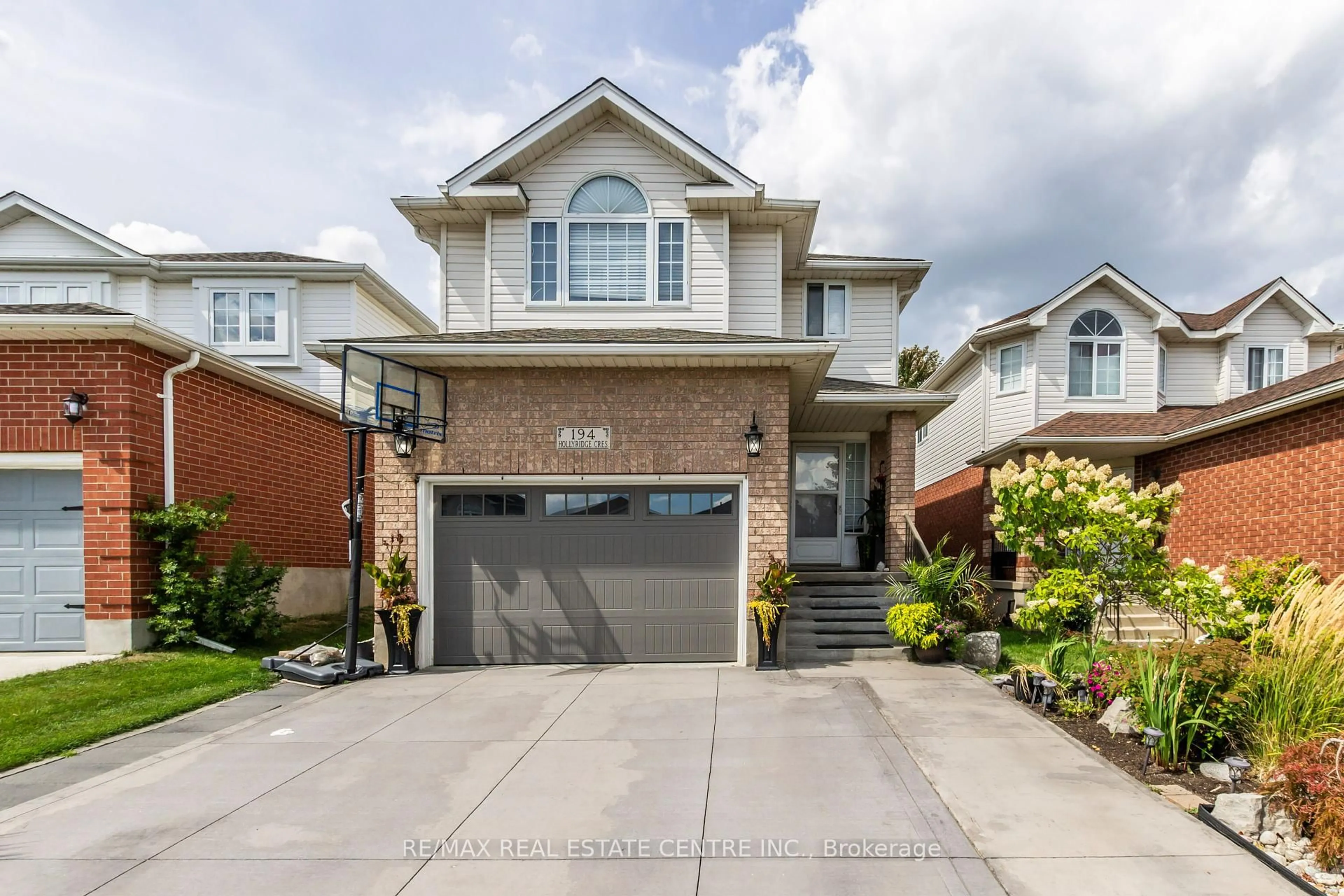 Home with brick exterior material, street for 194 Hollyridge Cres, Kitchener Ontario N2N 3N4