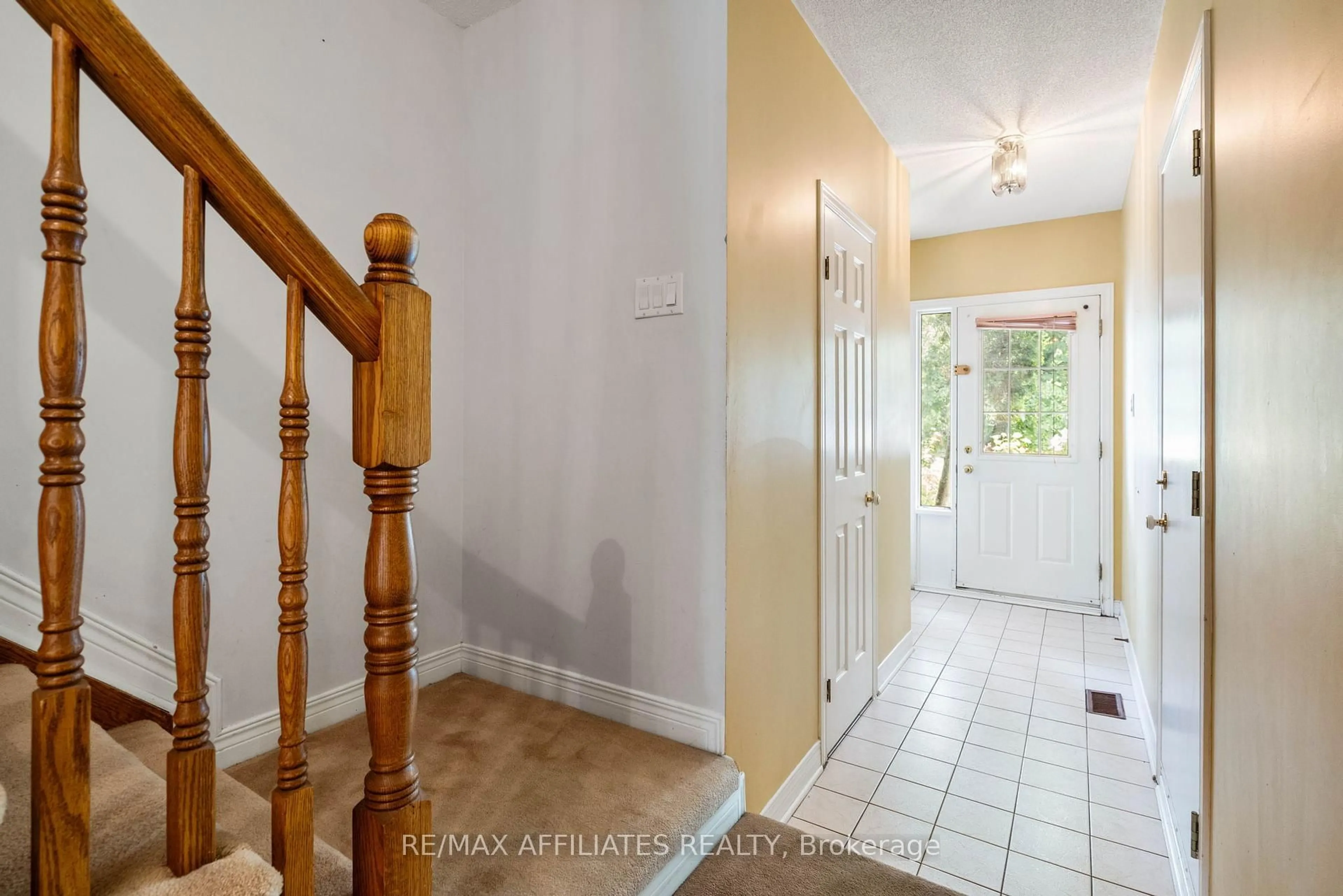 Indoor entryway for 35 Locheland Cres, Ottawa Ontario K2G 6H2
