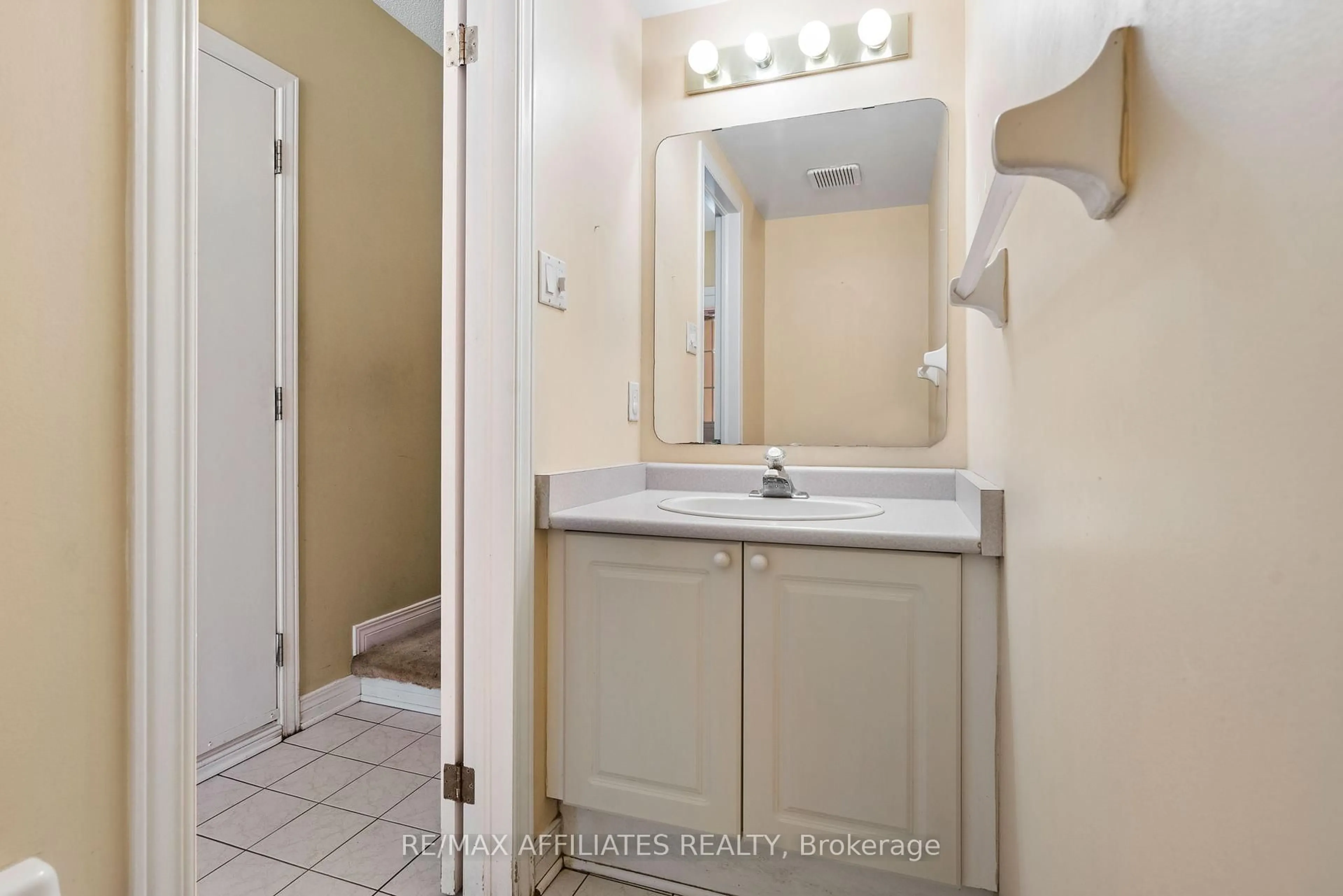 Standard bathroom, ceramic/tile floor for 35 Locheland Cres, Ottawa Ontario K2G 6H2