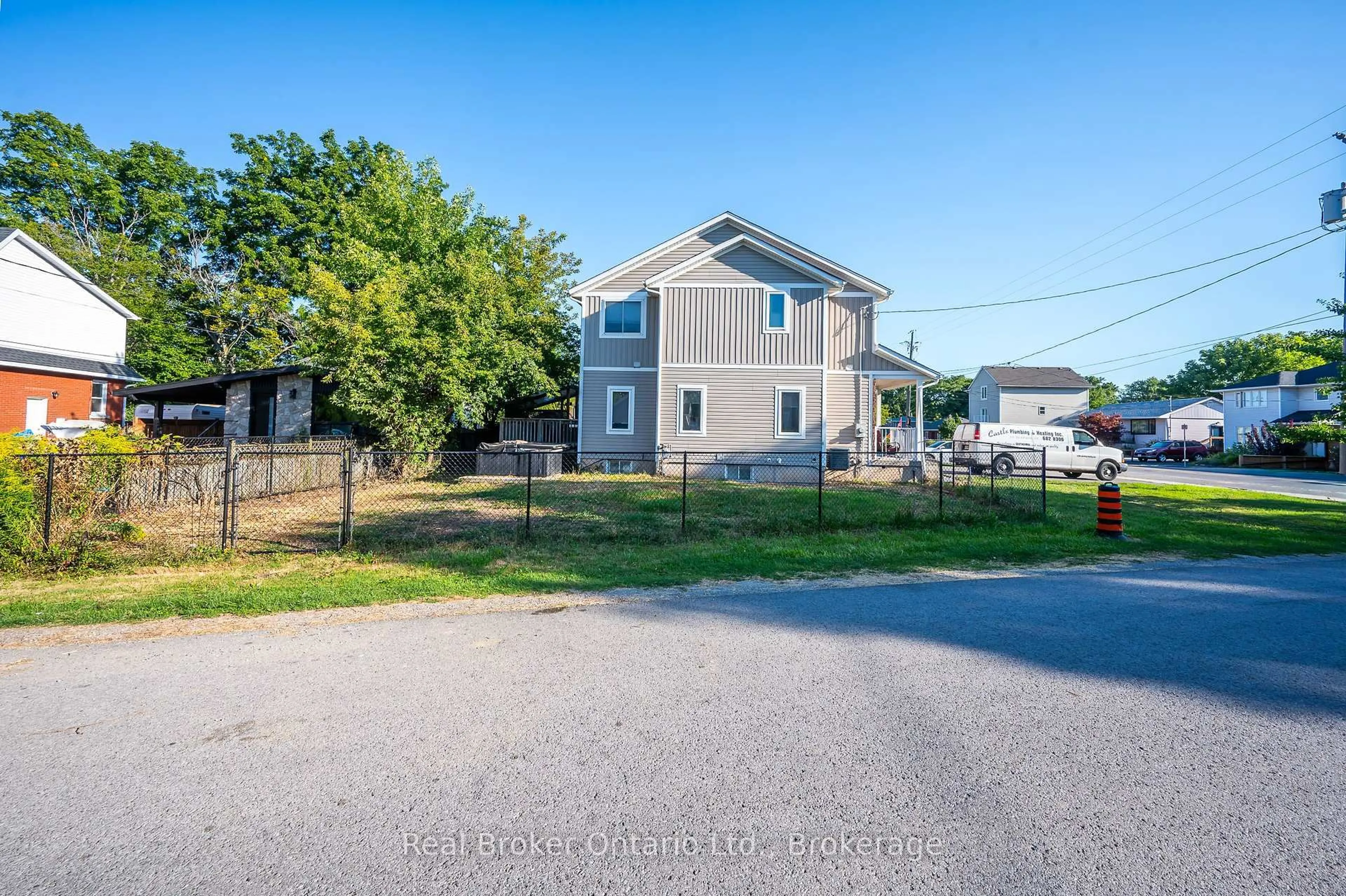 A pic from outside/outdoor area/front of a property/back of a property/a pic from drone, street for 103 Arthur St, St. Catharines Ontario L2M 1H8