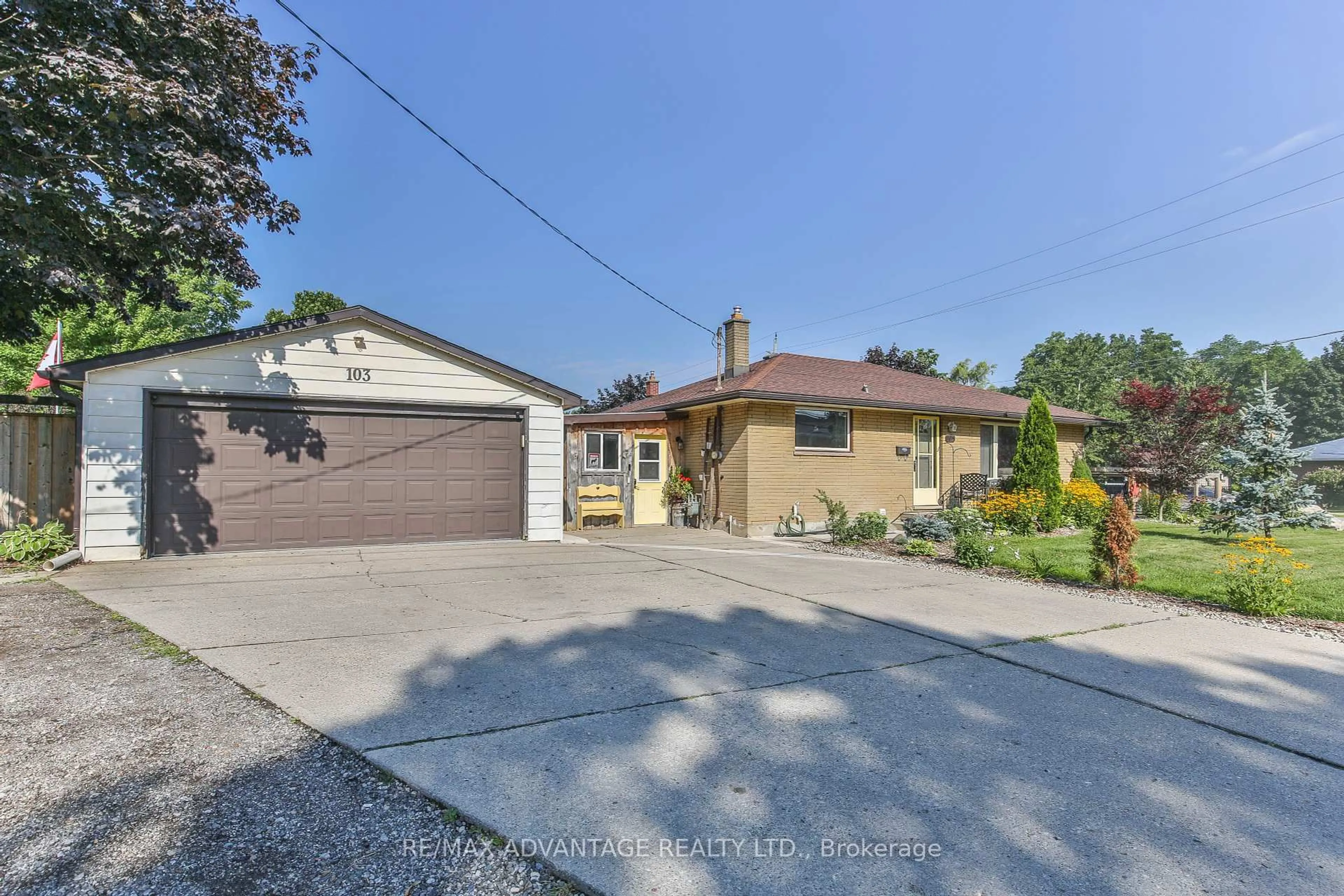 A pic from outside/outdoor area/front of a property/back of a property/a pic from drone, street for 103 First Ave, St. Thomas Ontario N5R 4N9