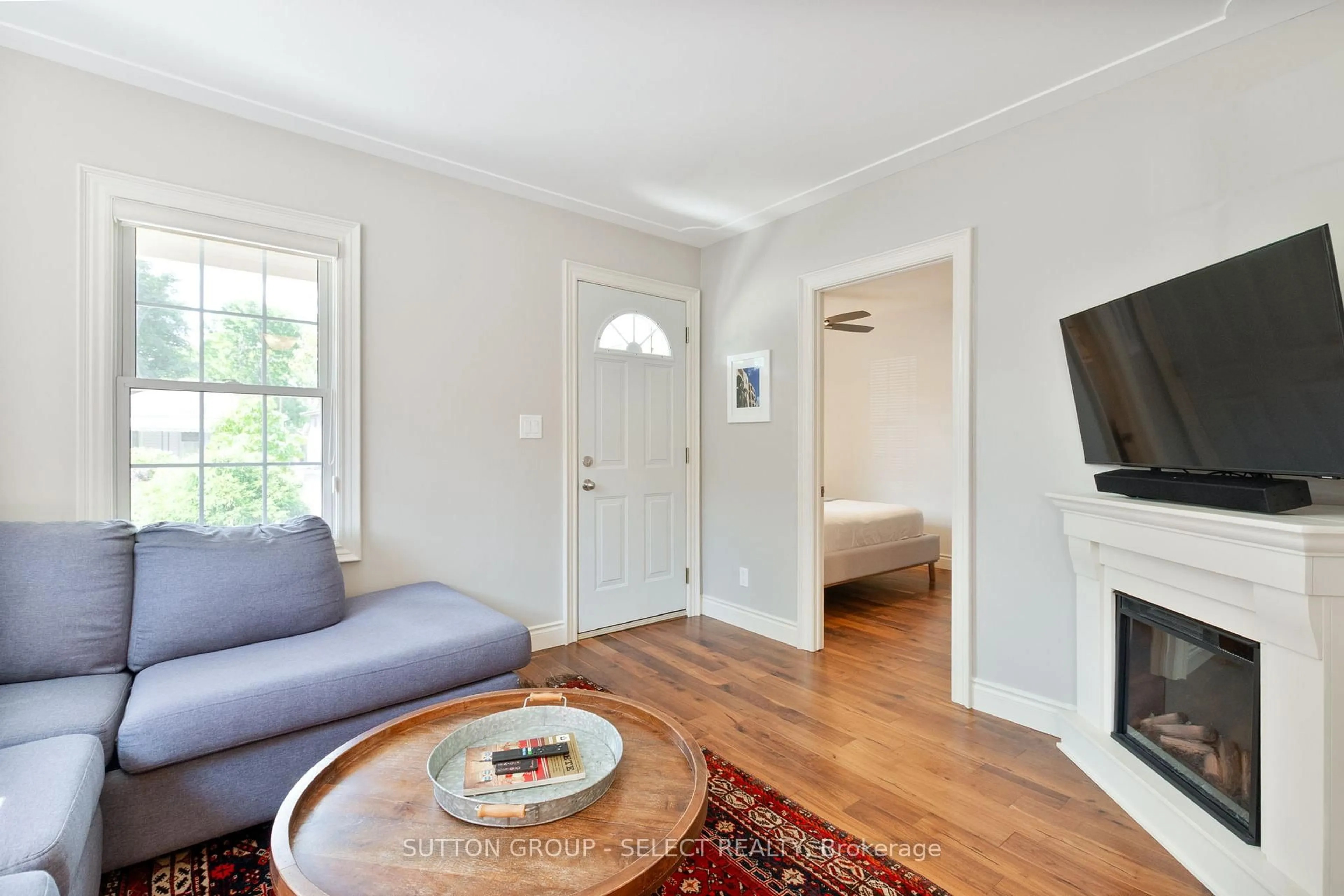 Living room with furniture, unknown for 56 BOULLEE St, London East Ontario N5Y 1T6