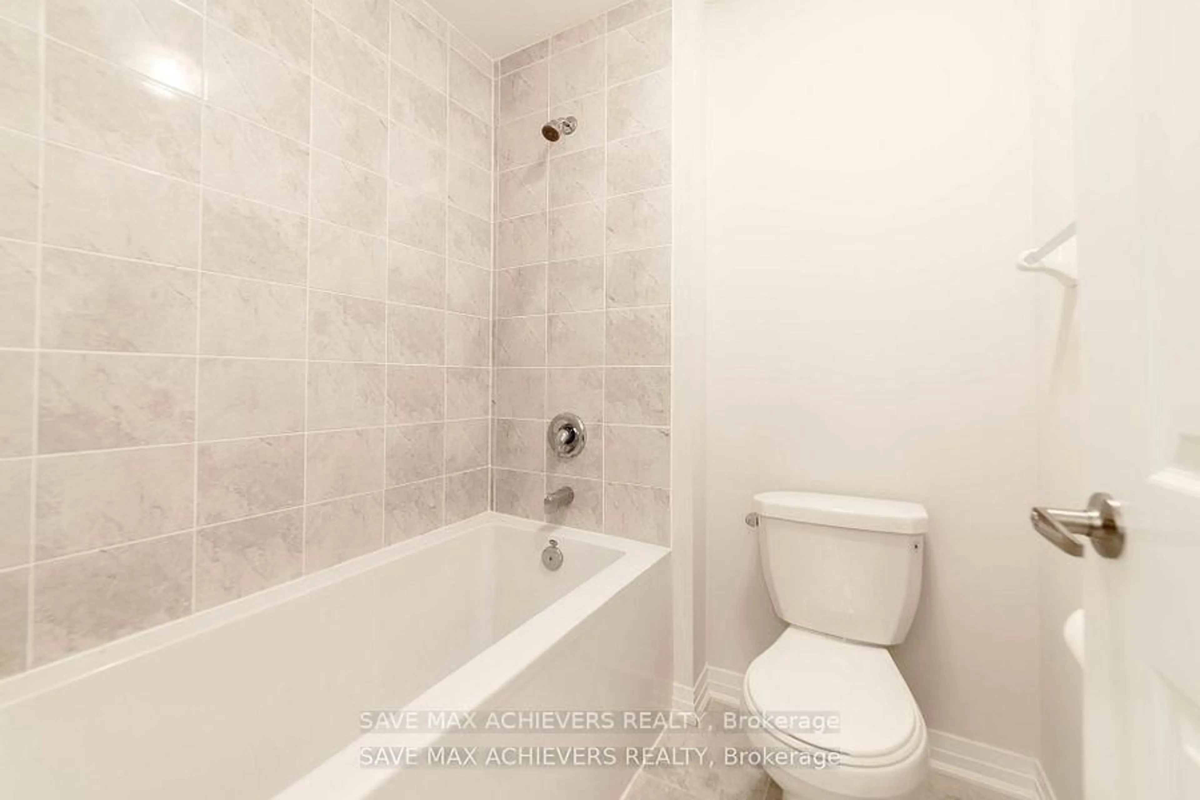 Standard bathroom, ceramic/tile floor for 33 Rustic Oak Tr, North Dumfries Ontario N0B 1E0
