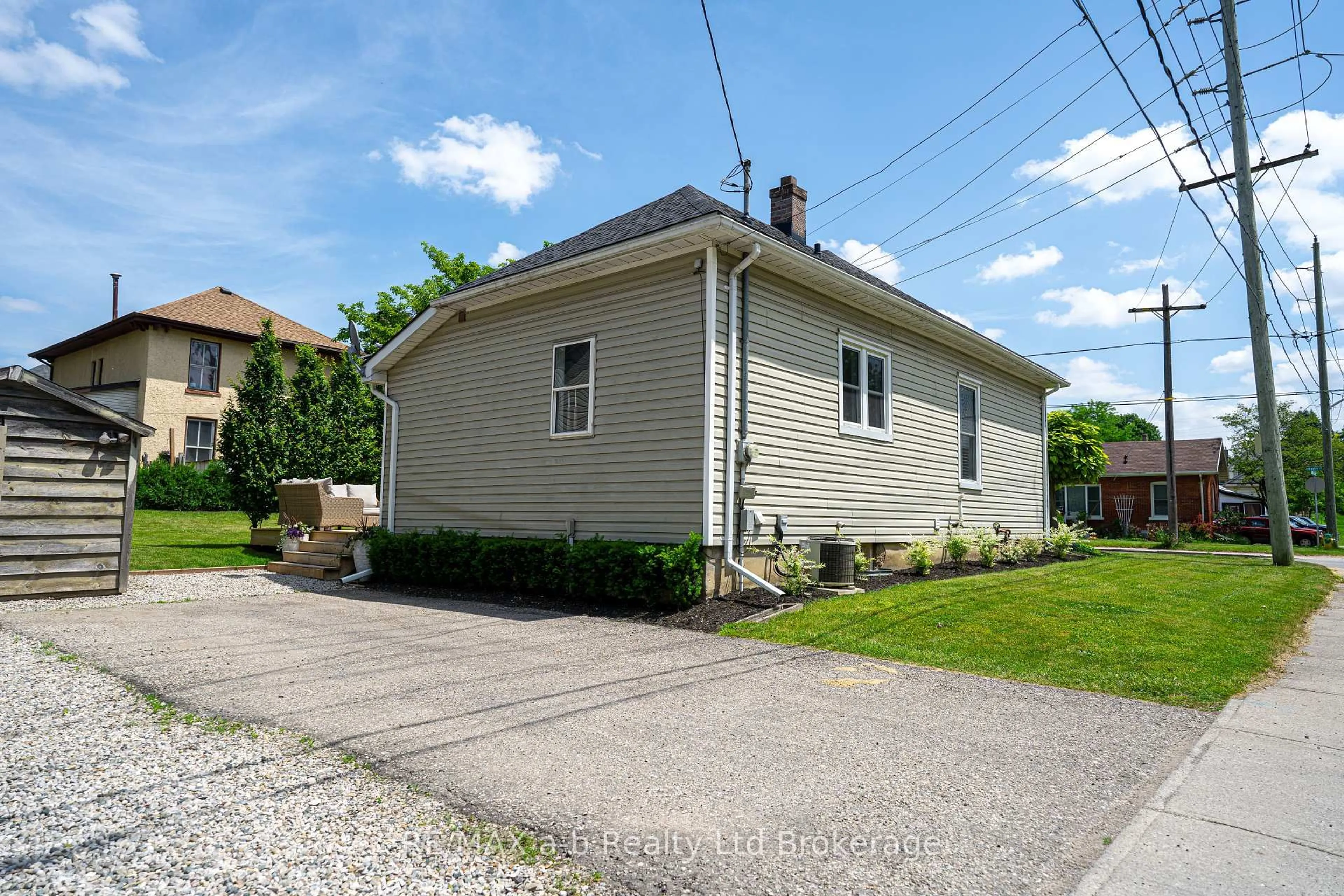 Unknown for 671 Henry St, Woodstock Ontario N4S 1Y2