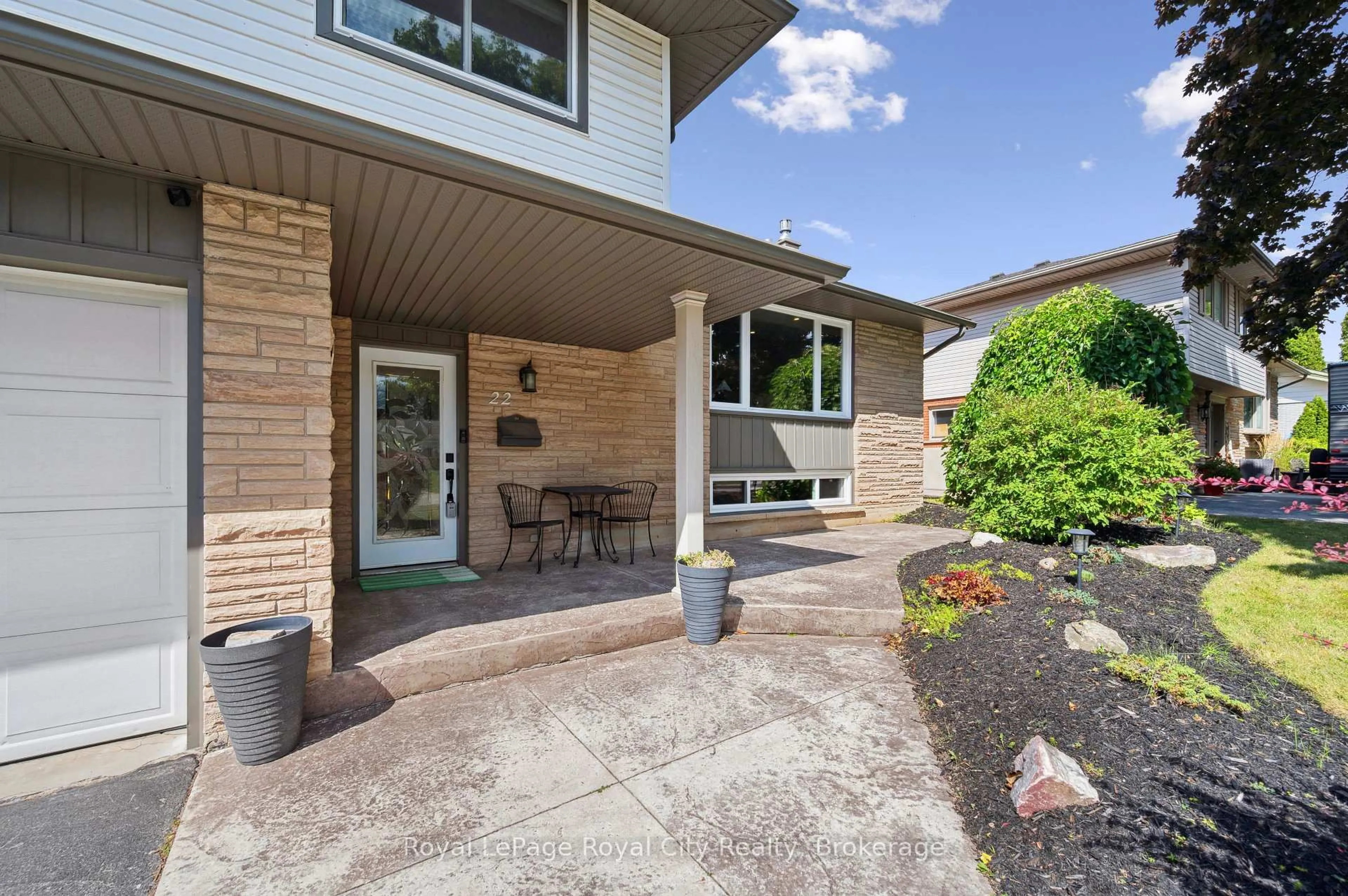 Patio, street for 22 Owen Ave, Kitchener Ontario N2B 2L6
