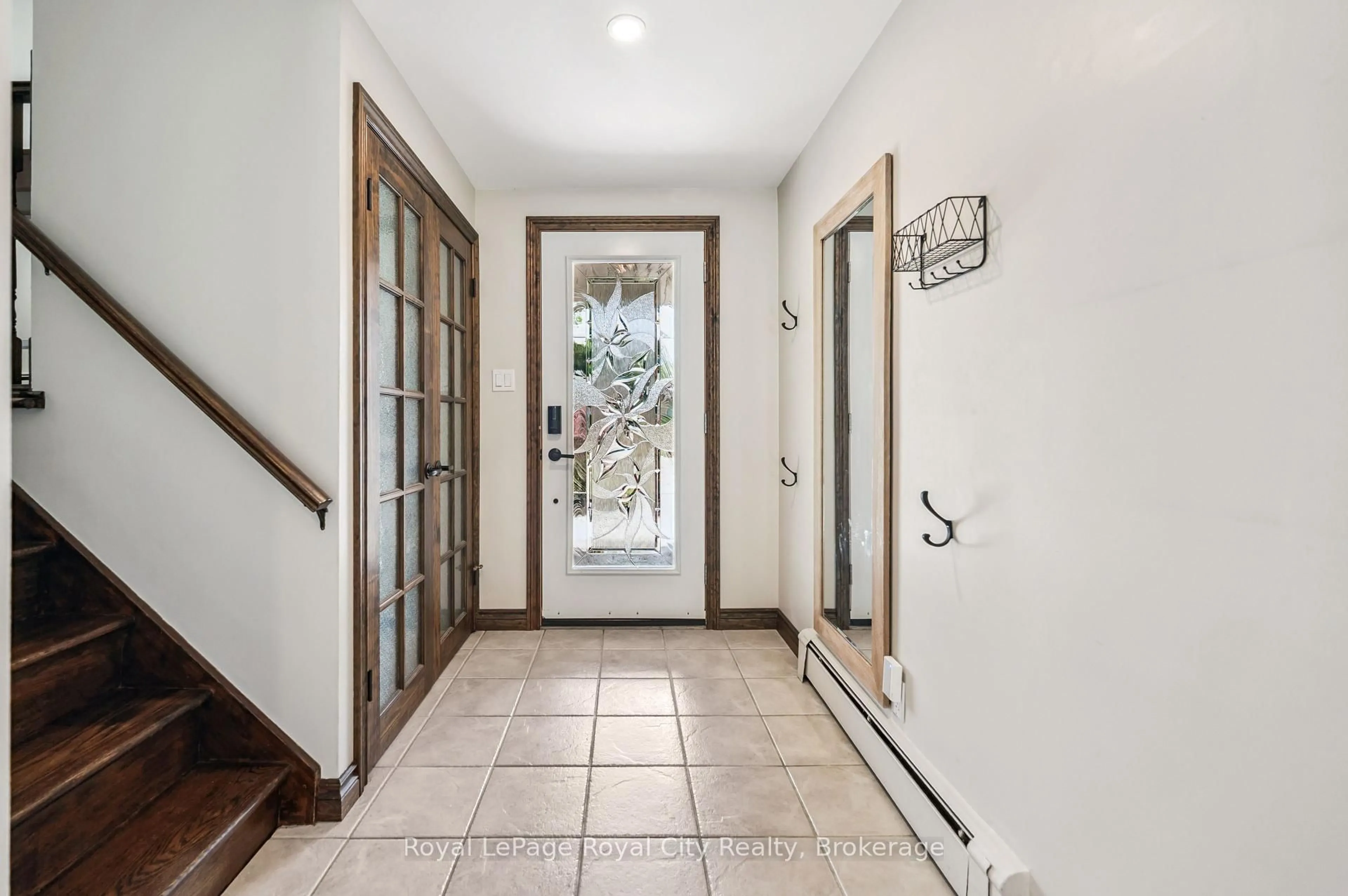 Indoor entryway for 22 Owen Ave, Kitchener Ontario N2B 2L6