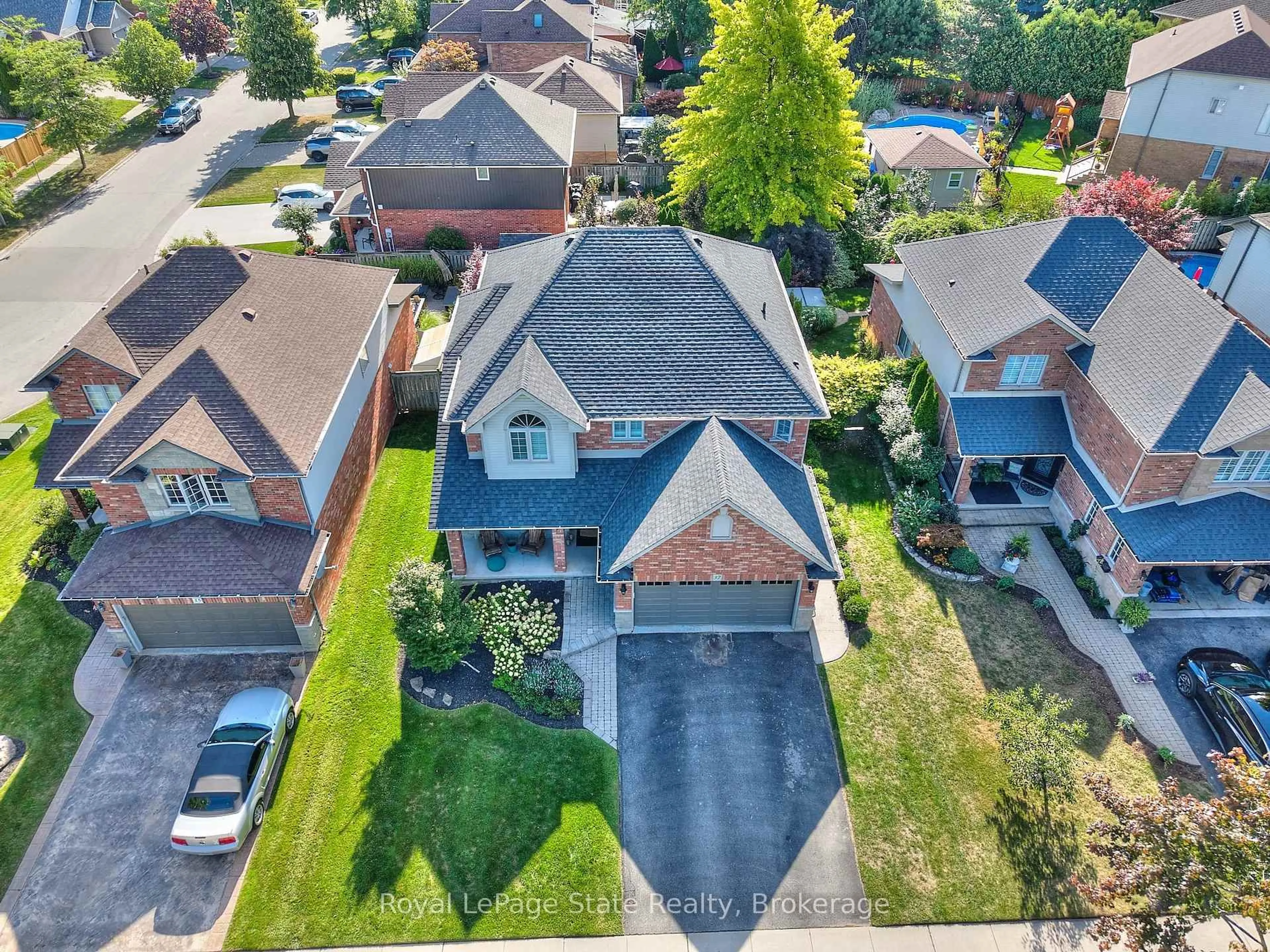 A pic from outside/outdoor area/front of a property/back of a property/a pic from drone, street for 37 George St, Grimsby Ontario L3M 3Y5