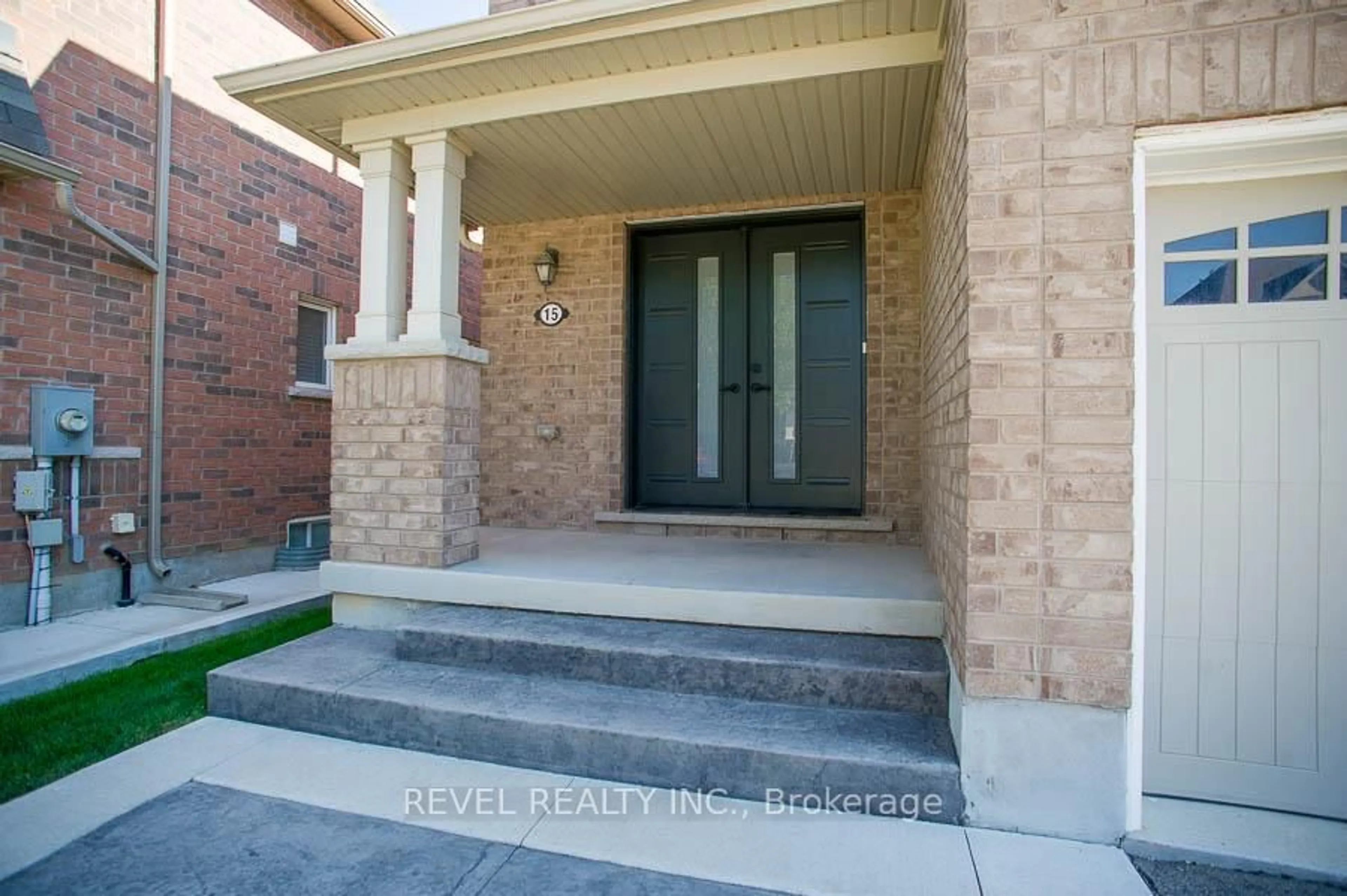 Indoor entryway for 15 Wilmot Rd, Brantford Ontario N3T 0K8