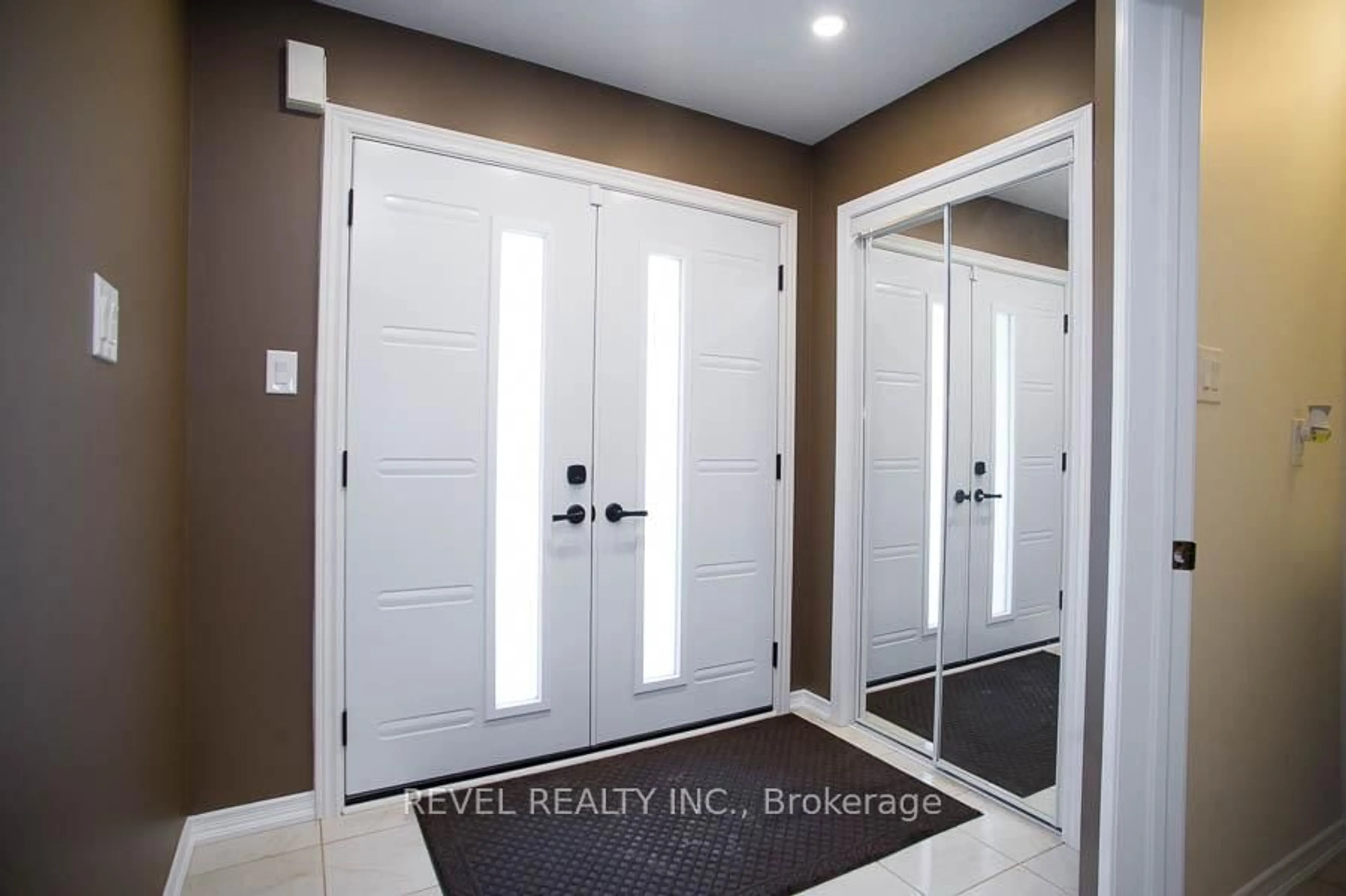 Indoor entryway for 15 Wilmot Rd, Brantford Ontario N3T 0K8