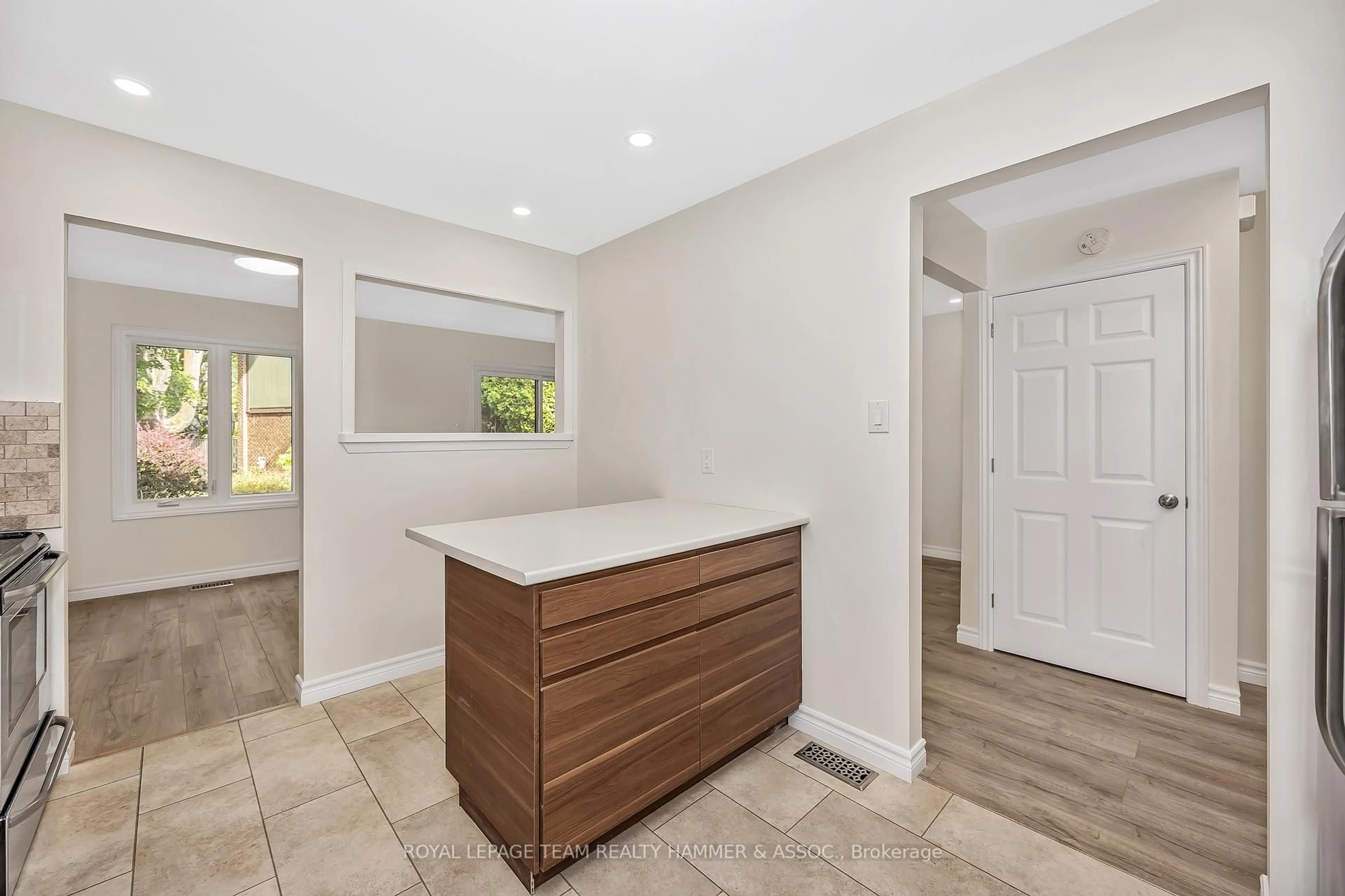 Open concept kitchen, ceramic/tile floor for 8 Chisholm Crt, Kanata Ontario K2K 1E2