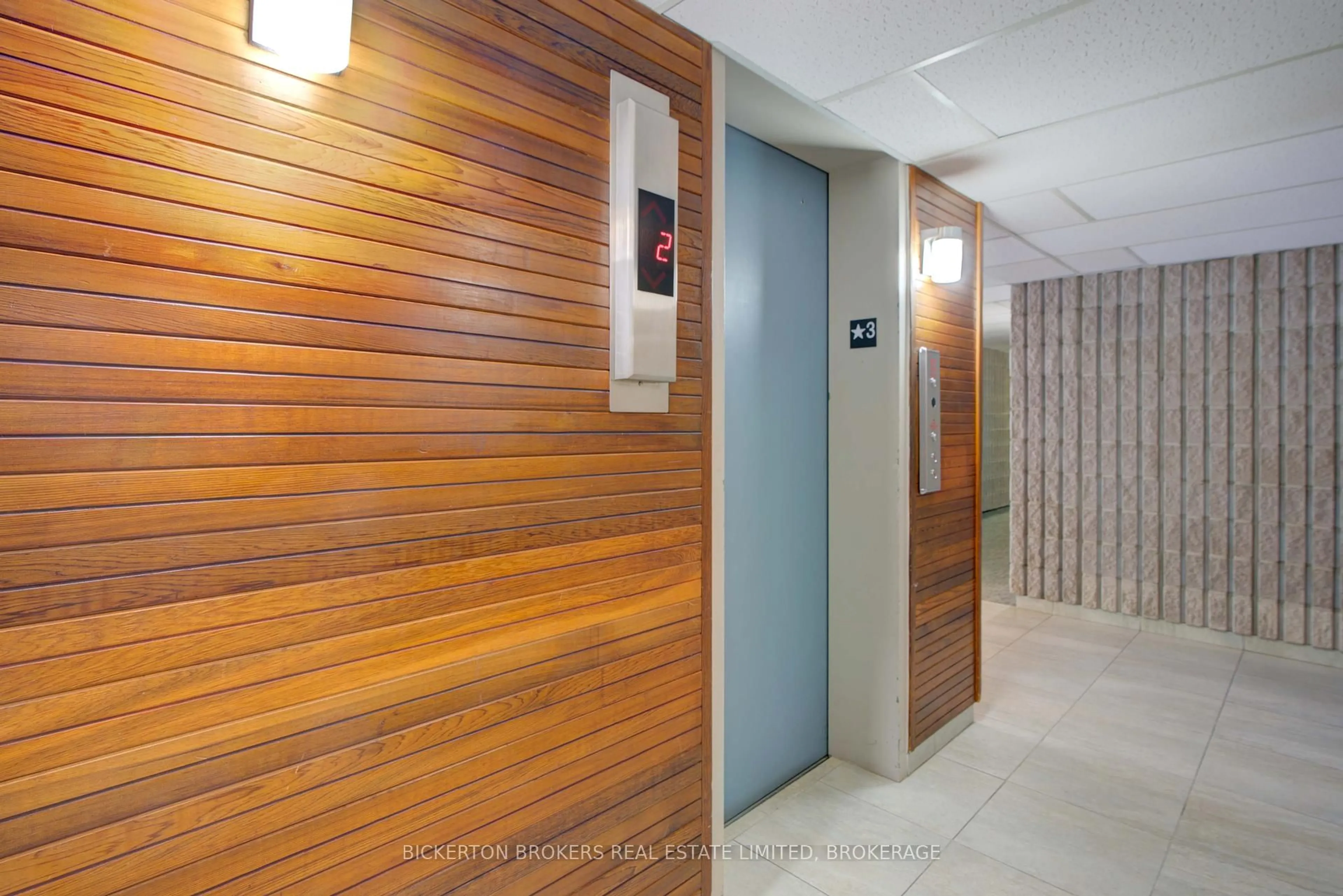 Indoor foyer for 610 William St #301, Gananoque Ontario K7G 3A4
