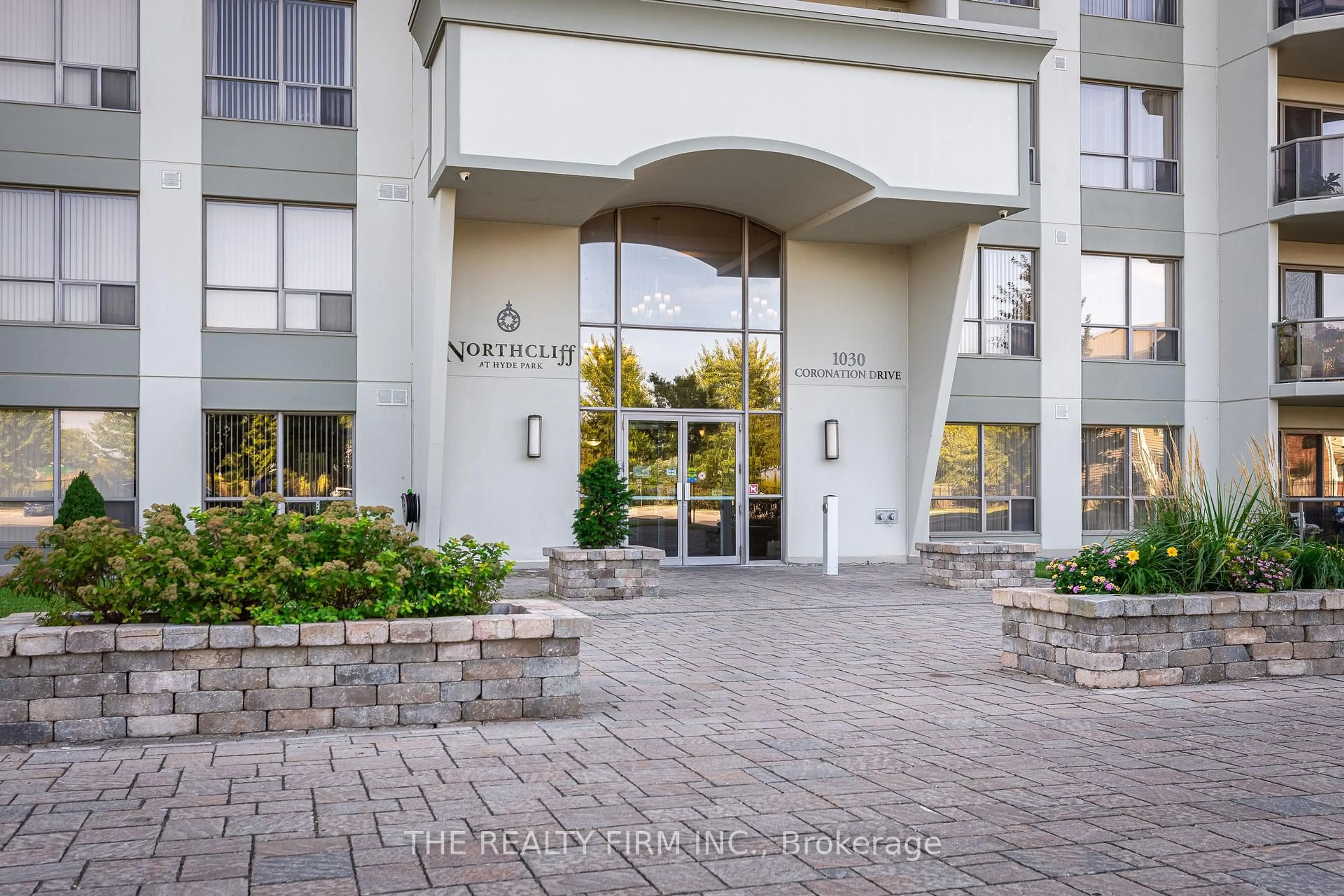 Indoor foyer for 1030 Coronation Dr #812, London North Ontario N6G 0G5