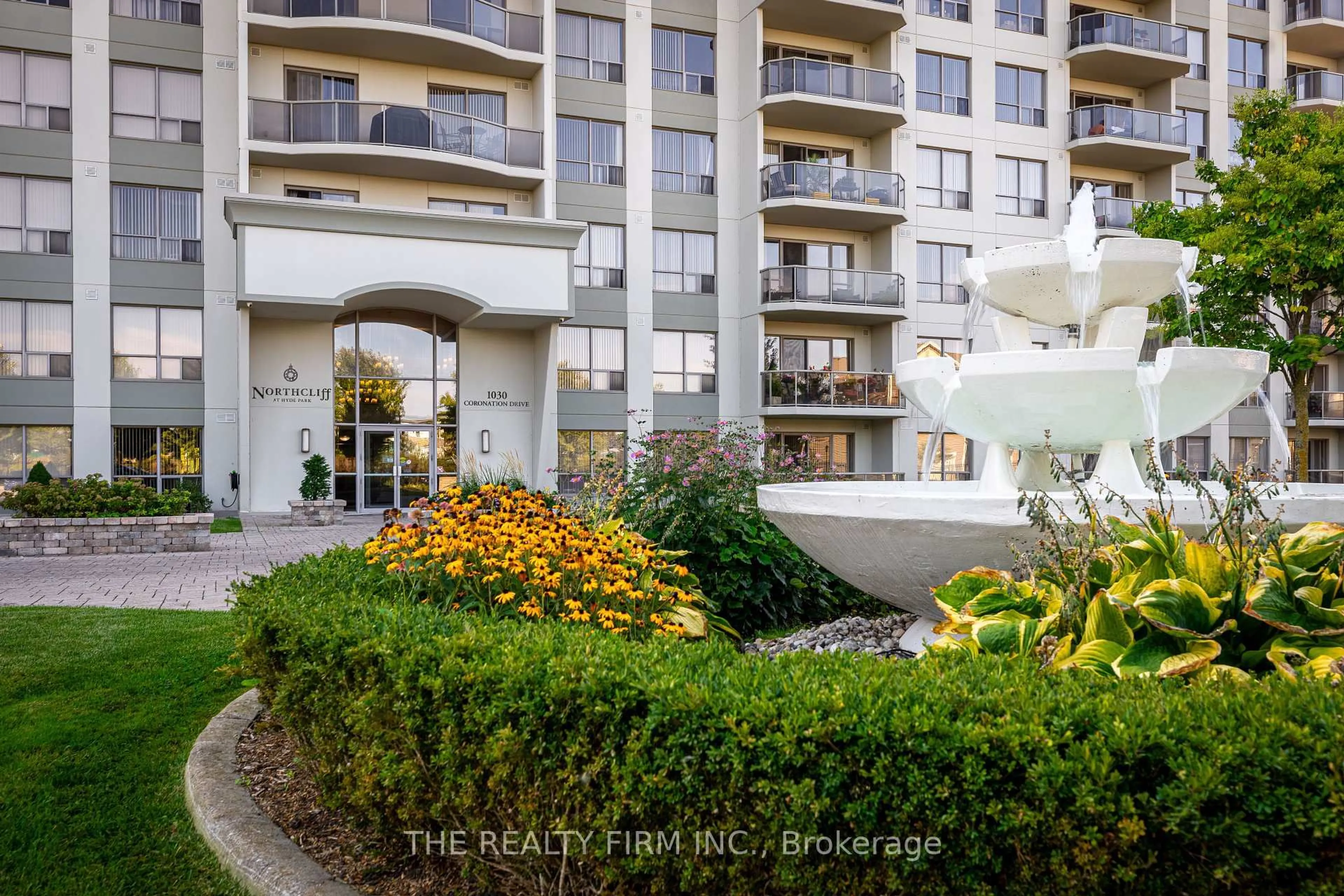 Indoor foyer for 1030 Coronation Dr #812, London North Ontario N6G 0G5