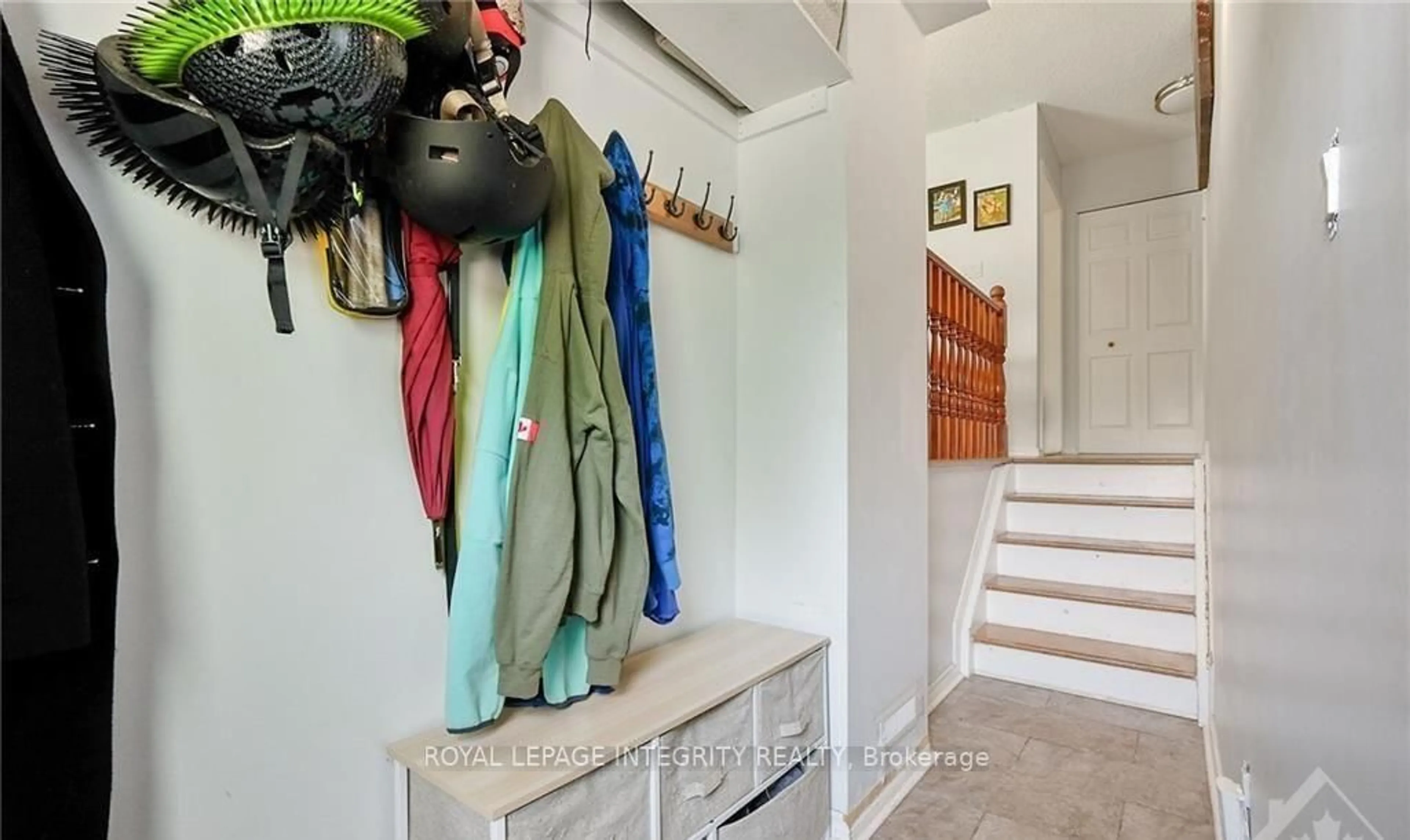 Indoor entryway for 2142 Monson Cres, Ottawa Ontario K1J 6A8