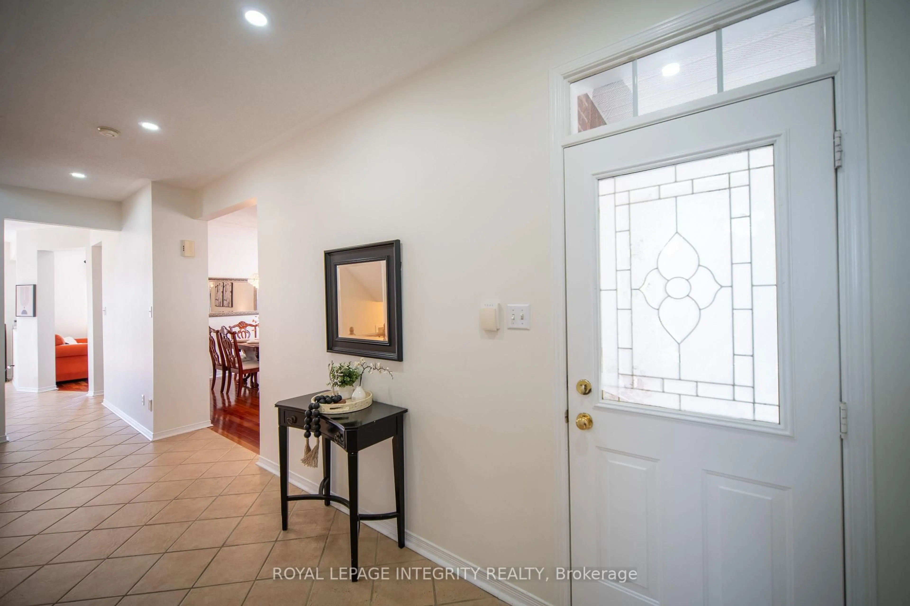 Indoor entryway for 632 VALIN St, Ottawa Ontario K4A 3S9