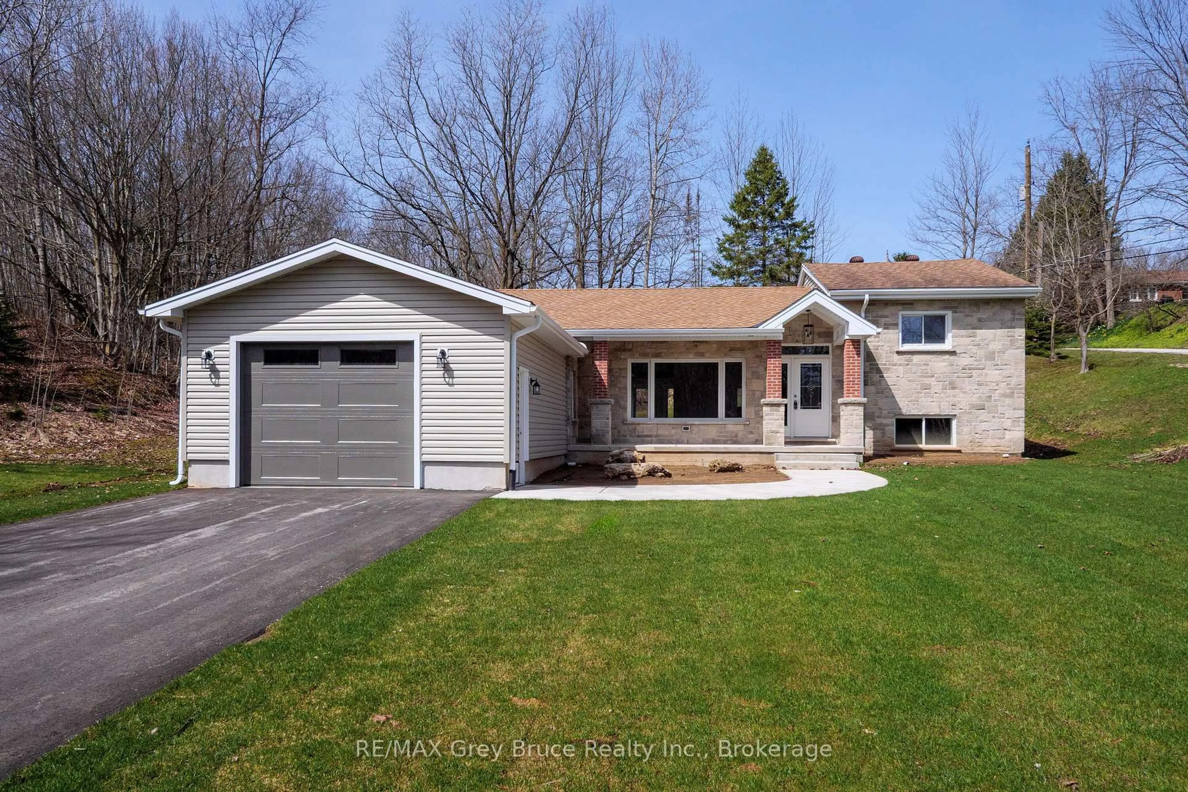 Home with vinyl exterior material, street for 1996 6th Ave, Owen Sound Ontario N4K 5J1